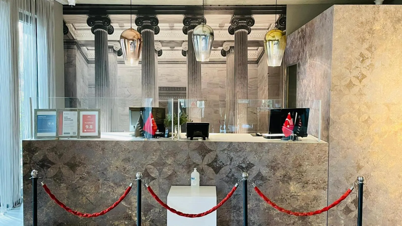 Nightclub / DJ in Sandora Boutiuqe Hotel