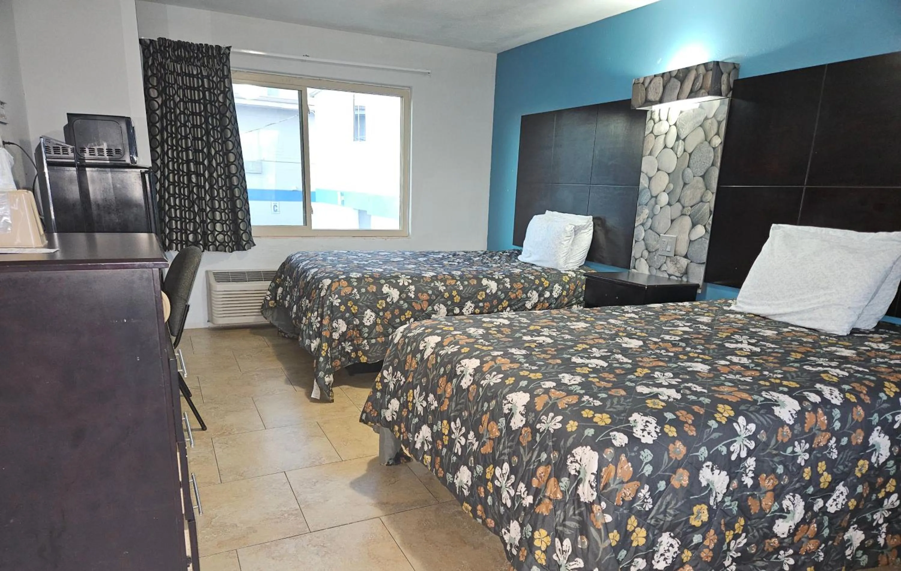 Bedroom, Bed in Driftwood Beach Motel