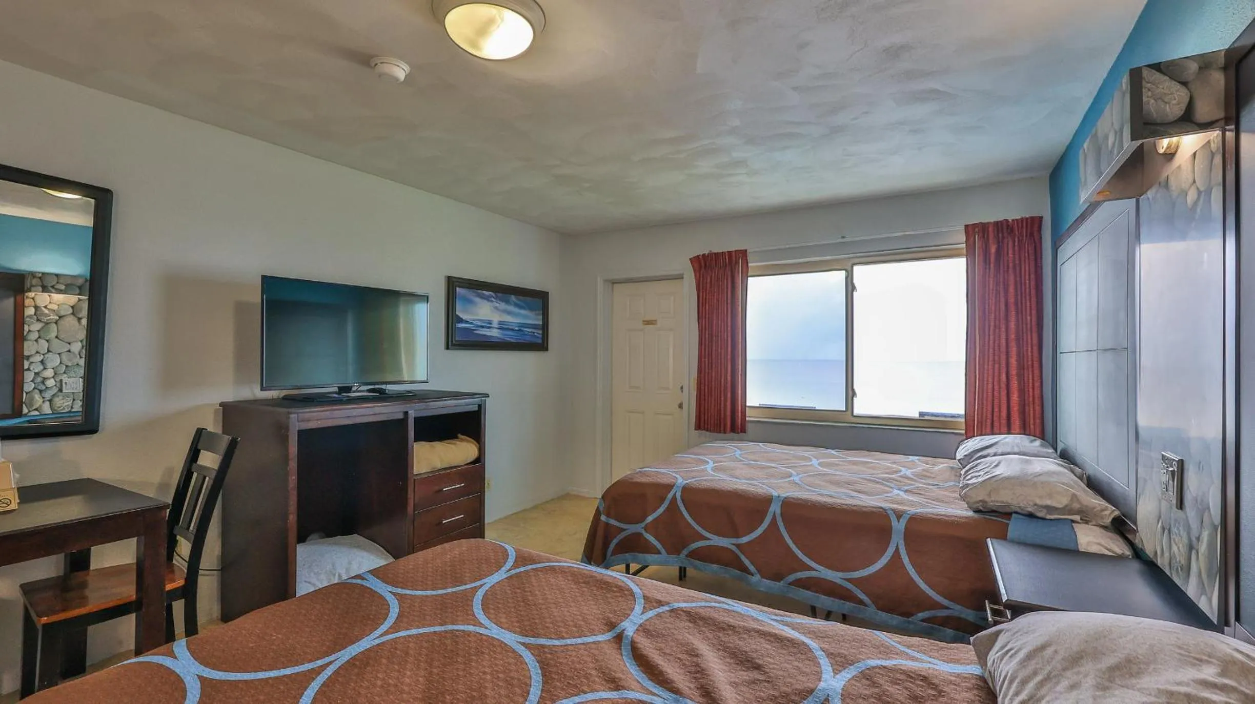 Bedroom, Bed in Driftwood Beach Motel