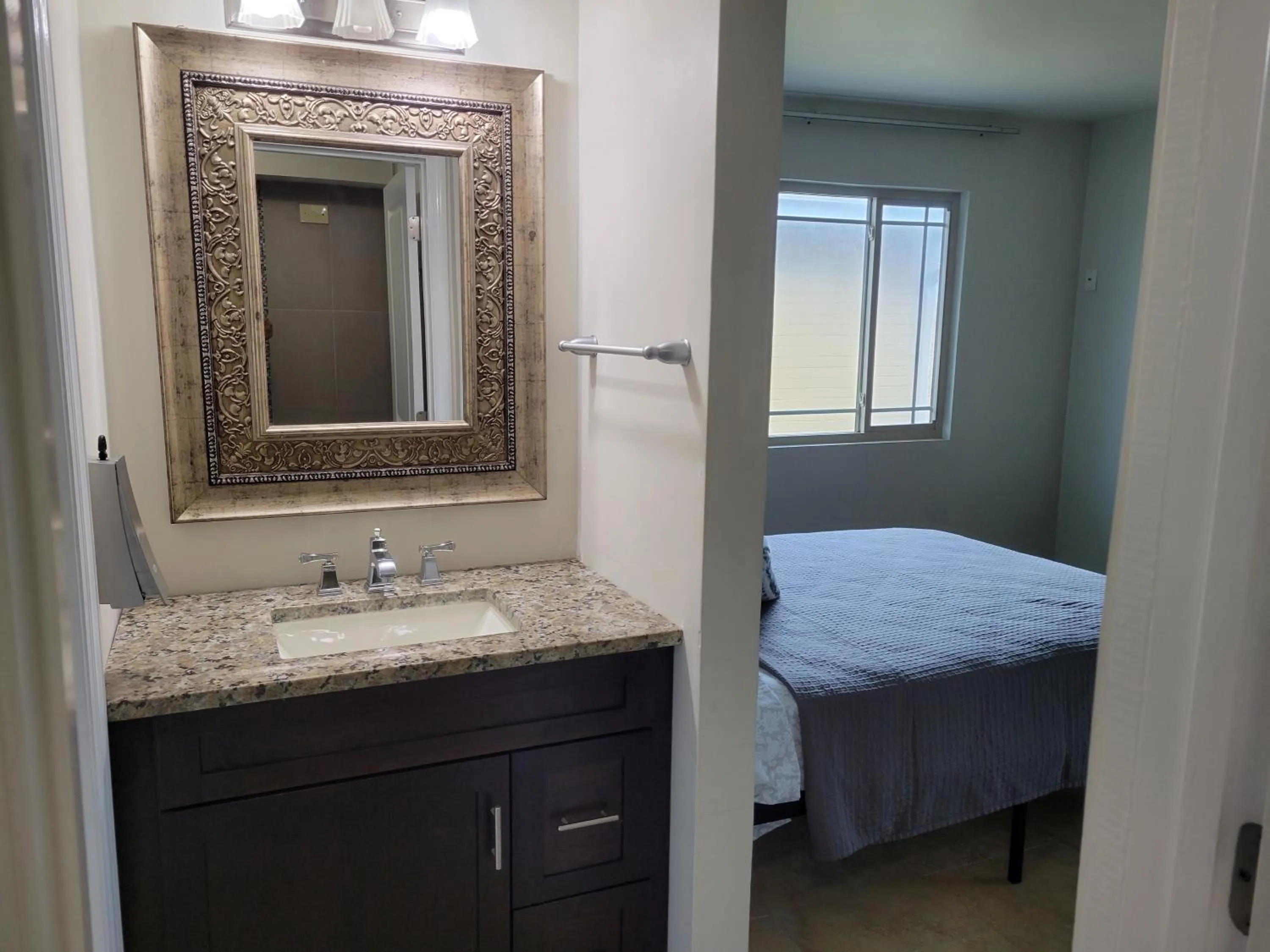 Bathroom, Bed in Driftwood Beach Motel
