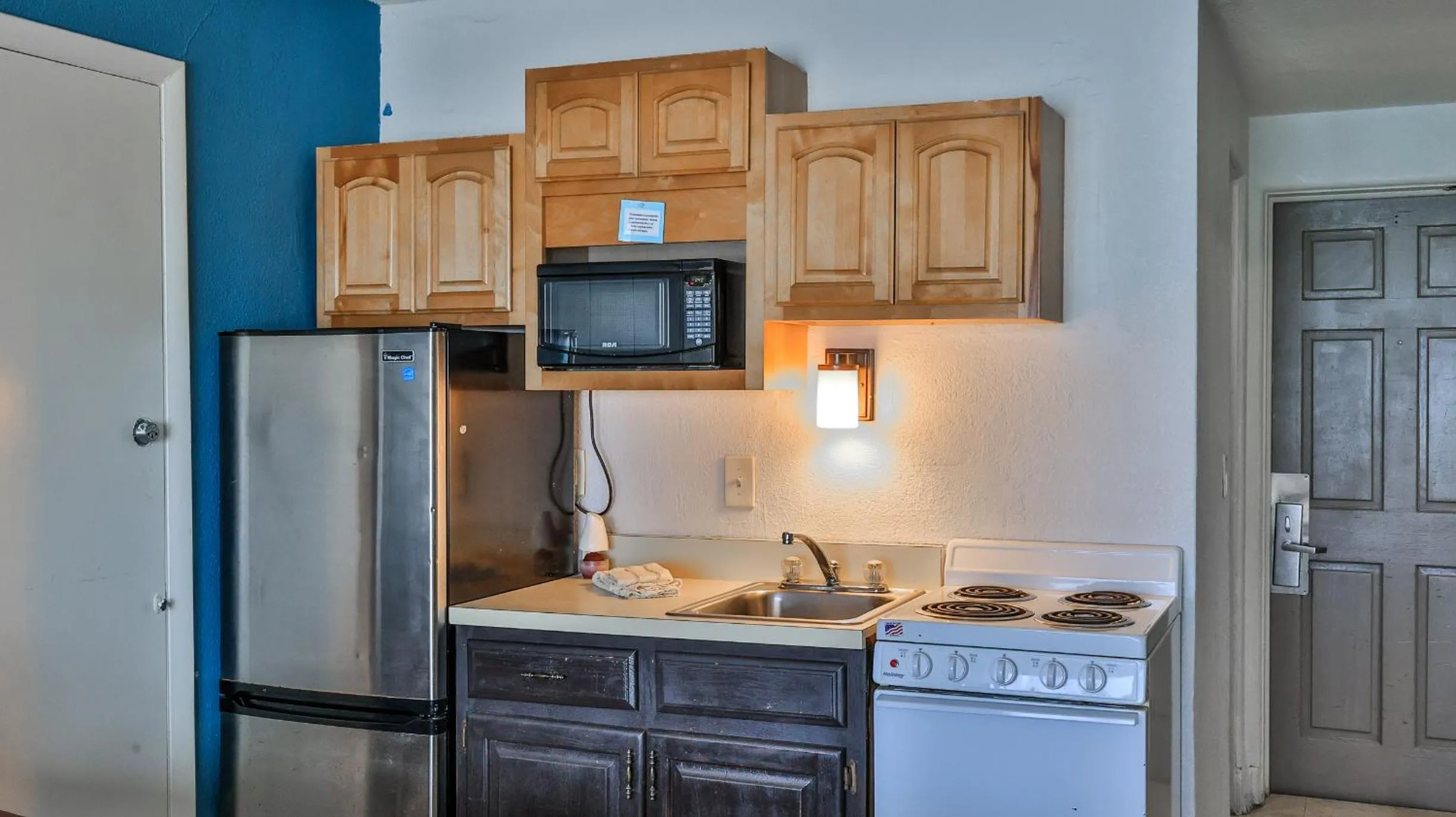 Kitchen or kitchenette in Driftwood Beach Motel