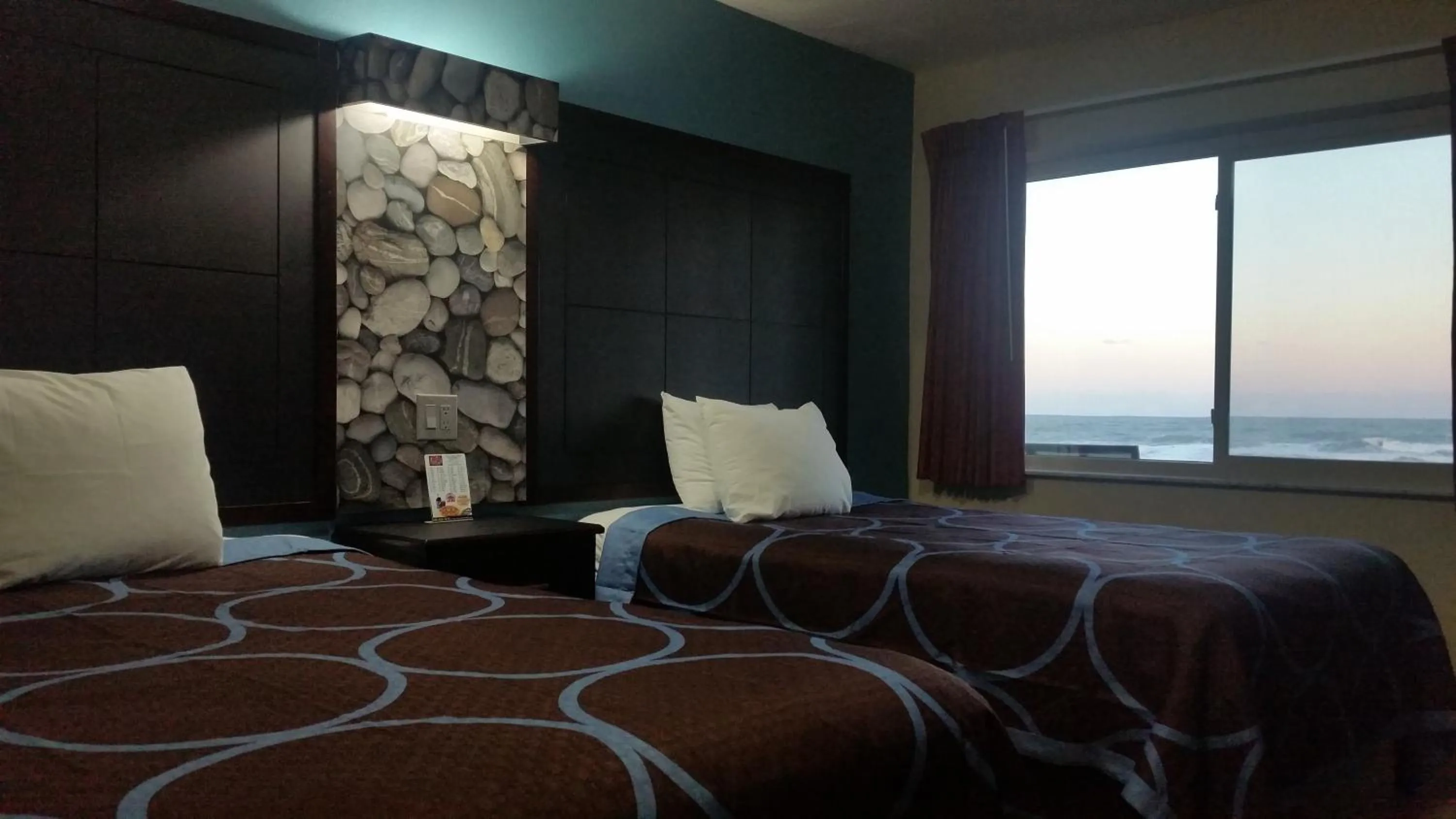 Bedroom, Bed in Driftwood Beach Motel