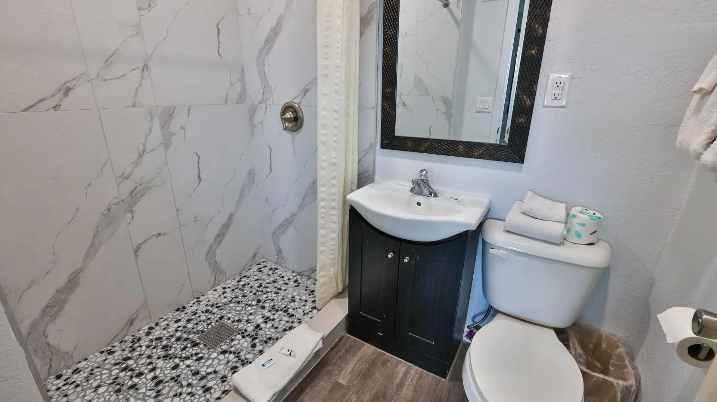 Shower in Driftwood Beach Motel