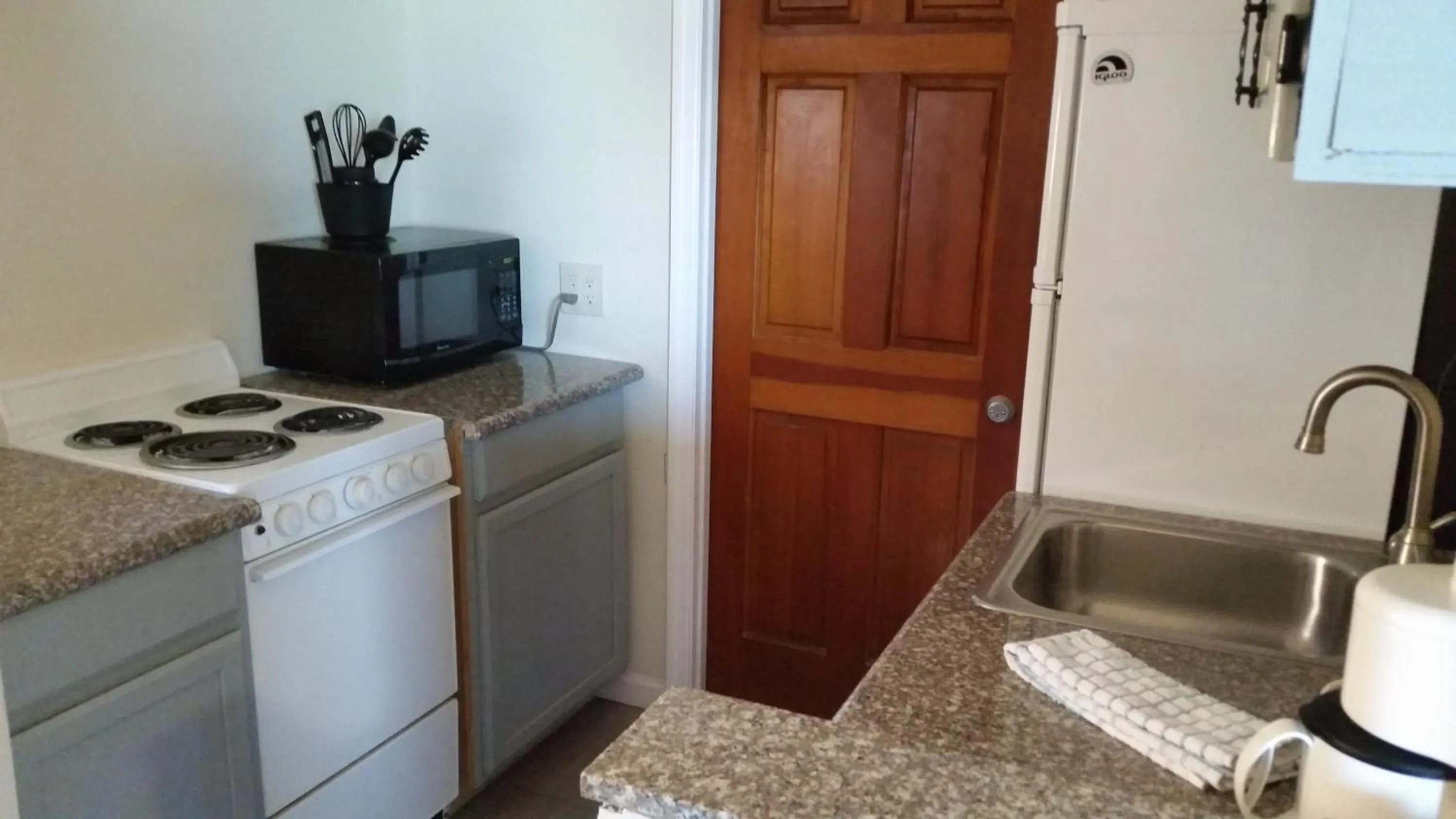 Kitchen or kitchenette in Driftwood Beach Motel