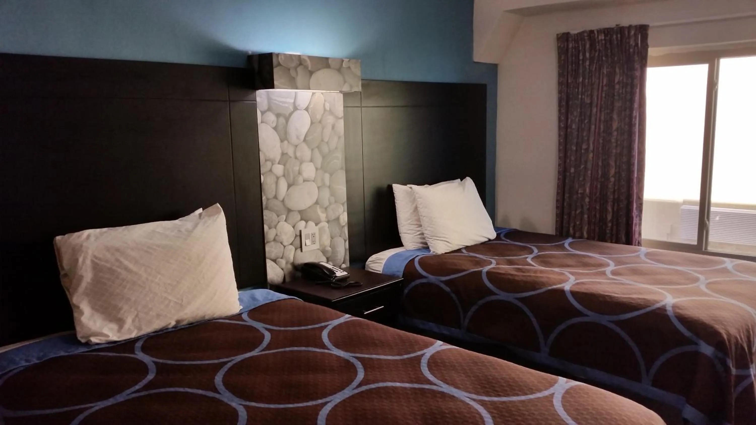 Bedroom, Bed in Driftwood Beach Motel