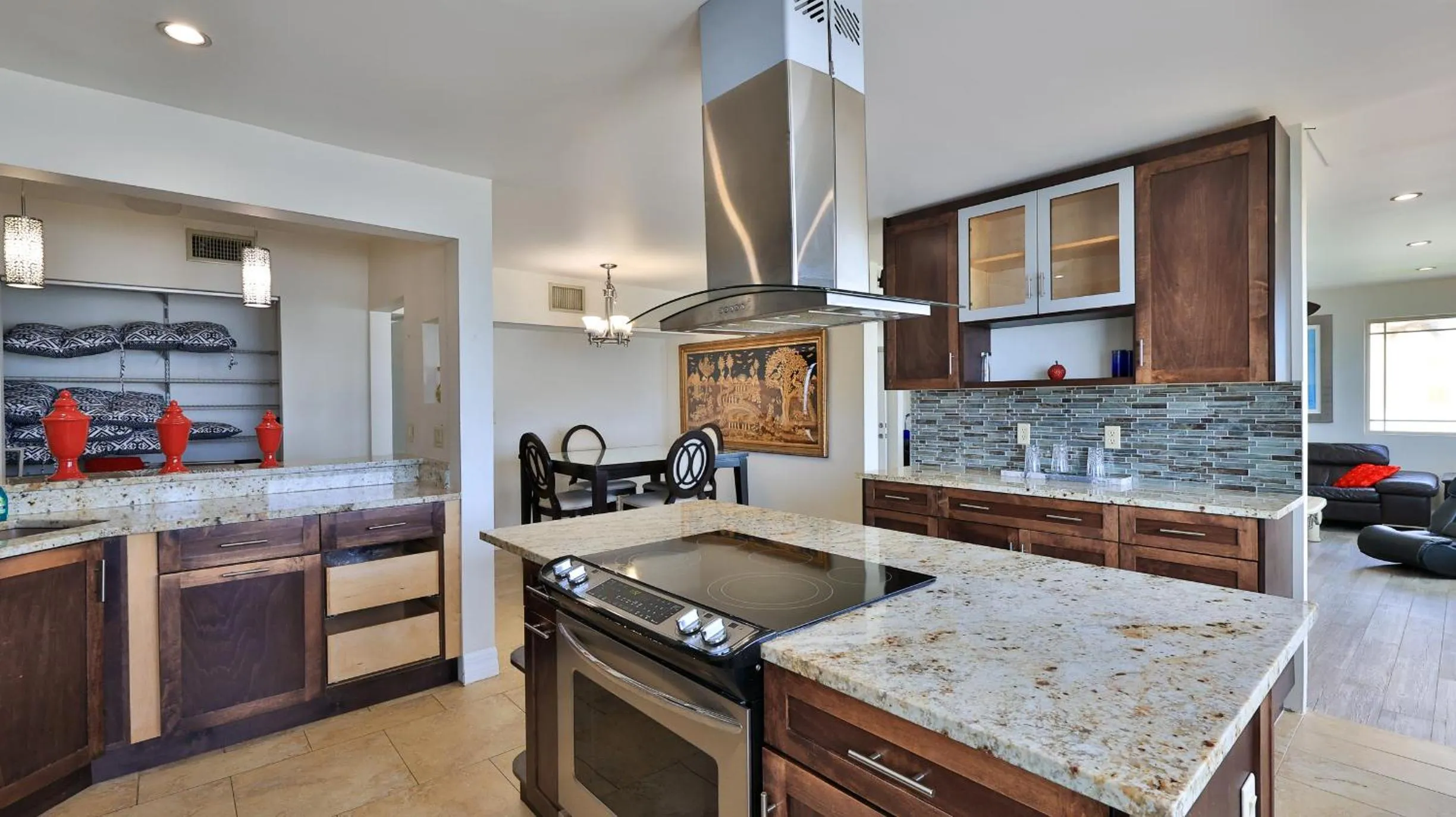 Kitchen or kitchenette in Driftwood Beach Motel