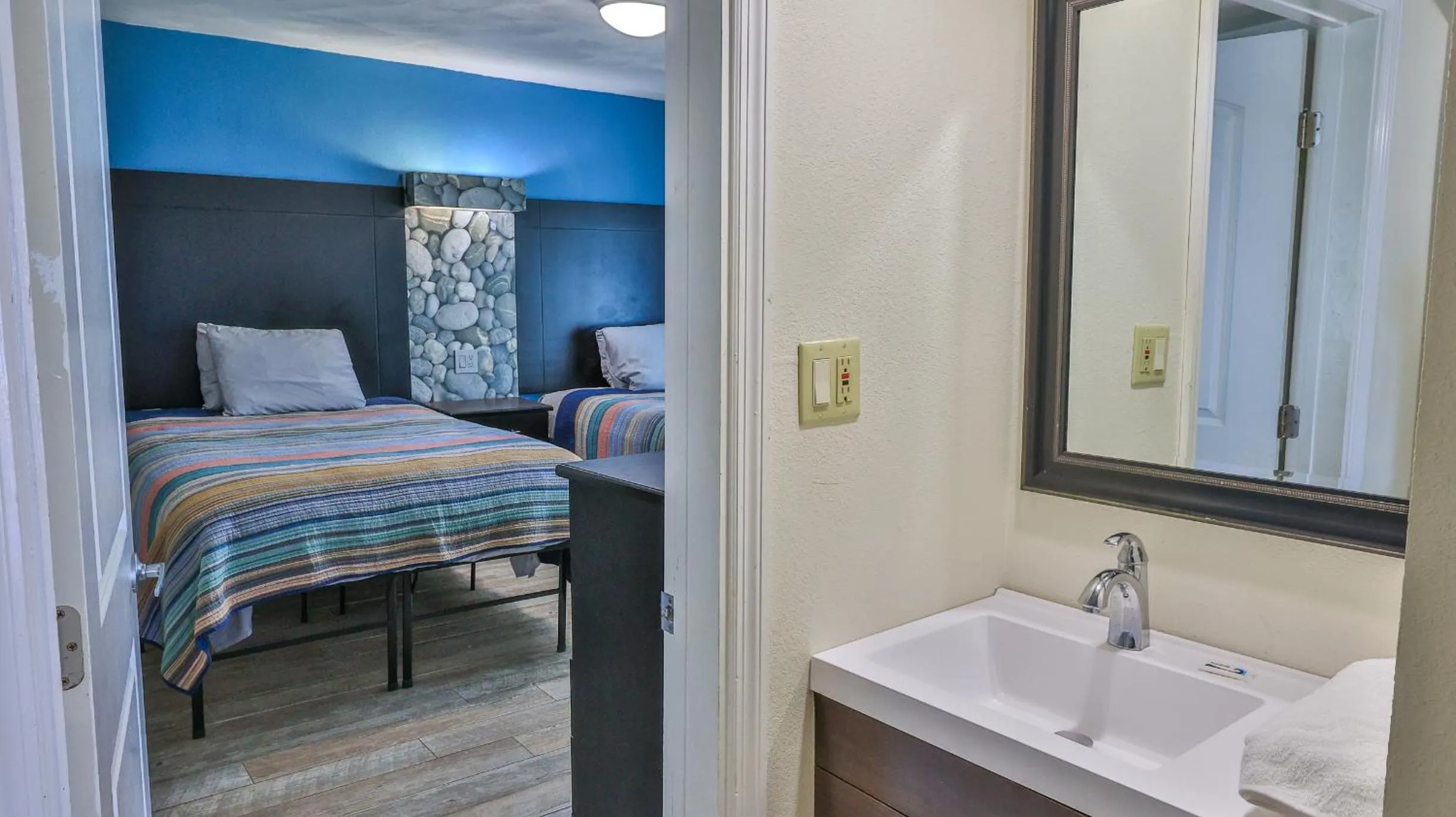Bathroom, Bed in Driftwood Beach Motel