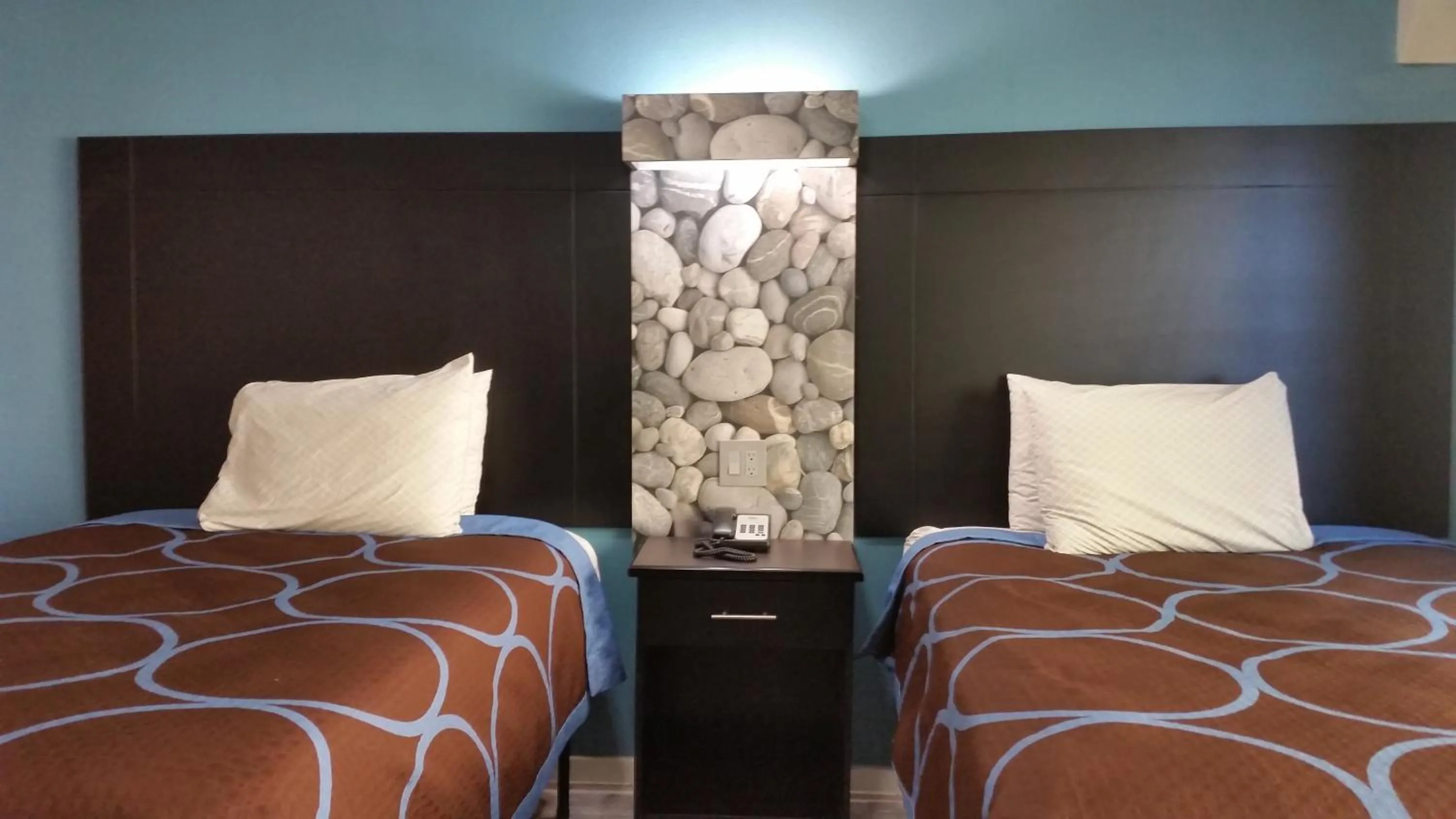 Bedroom, Bed in Driftwood Beach Motel