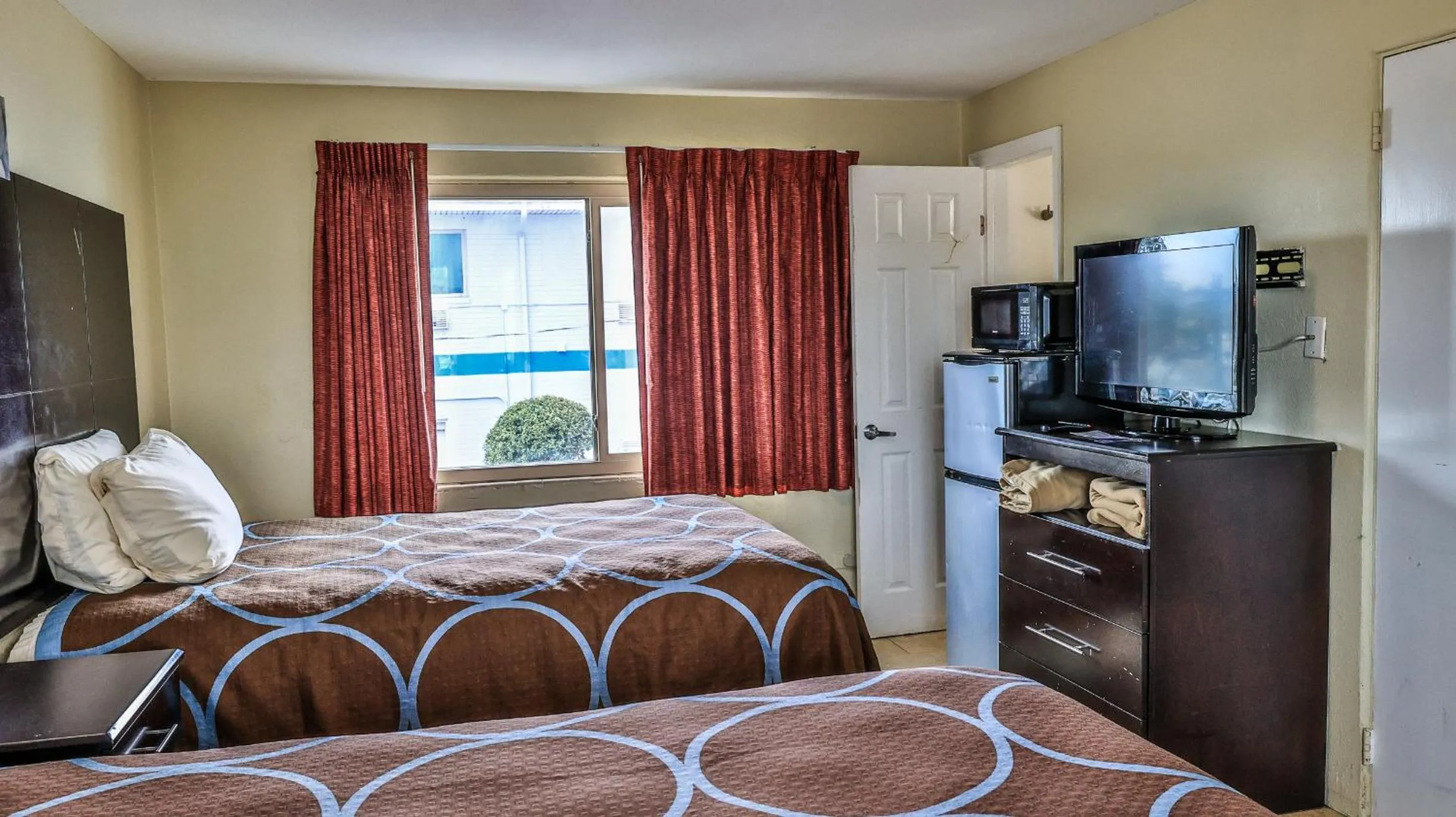 Bed in Driftwood Beach Motel