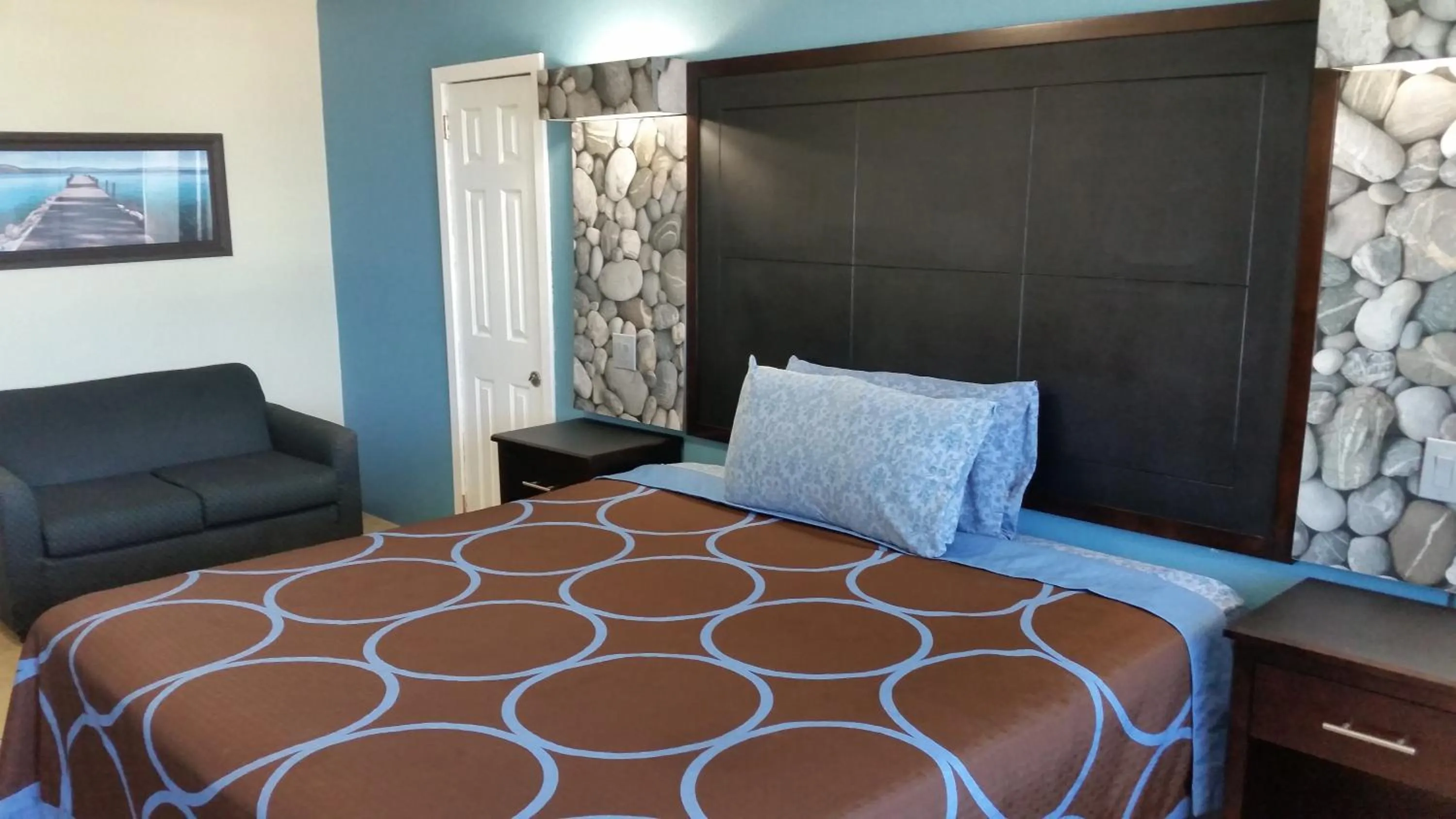 Bedroom, Bed in Driftwood Beach Motel