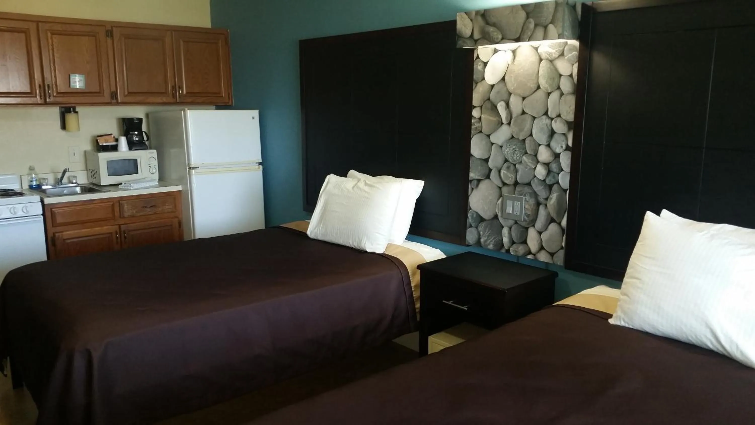 Bed in Driftwood Beach Motel