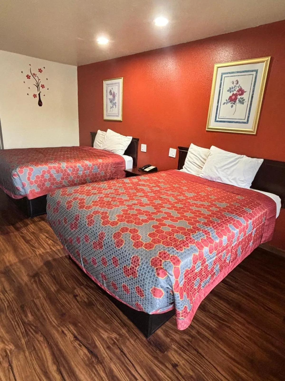 Photo of the whole room, Bed in Western Plaza Inn