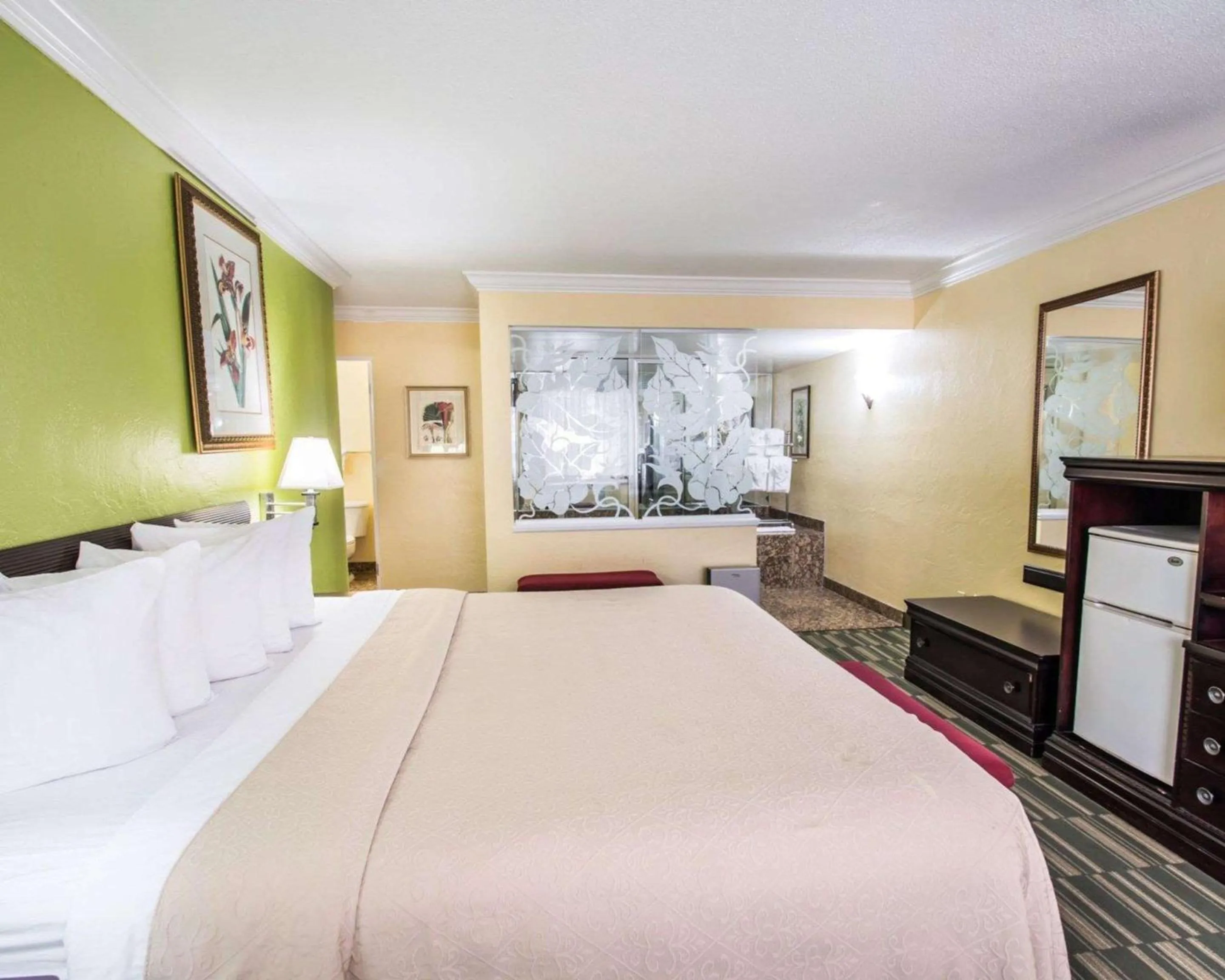 Photo of the whole room, Bed in Quality Inn Oceanfront