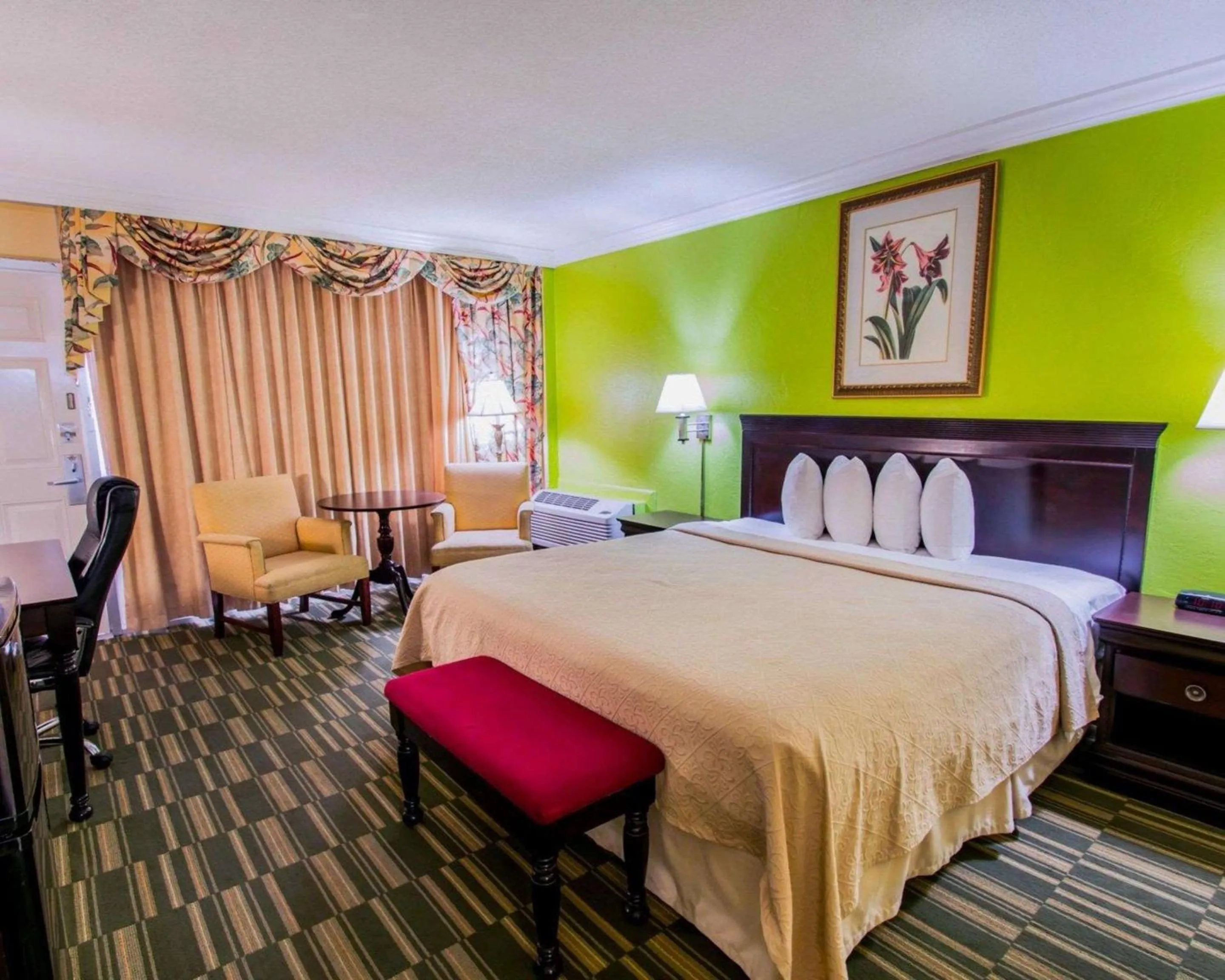 Photo of the whole room, Bed in Quality Inn Oceanfront