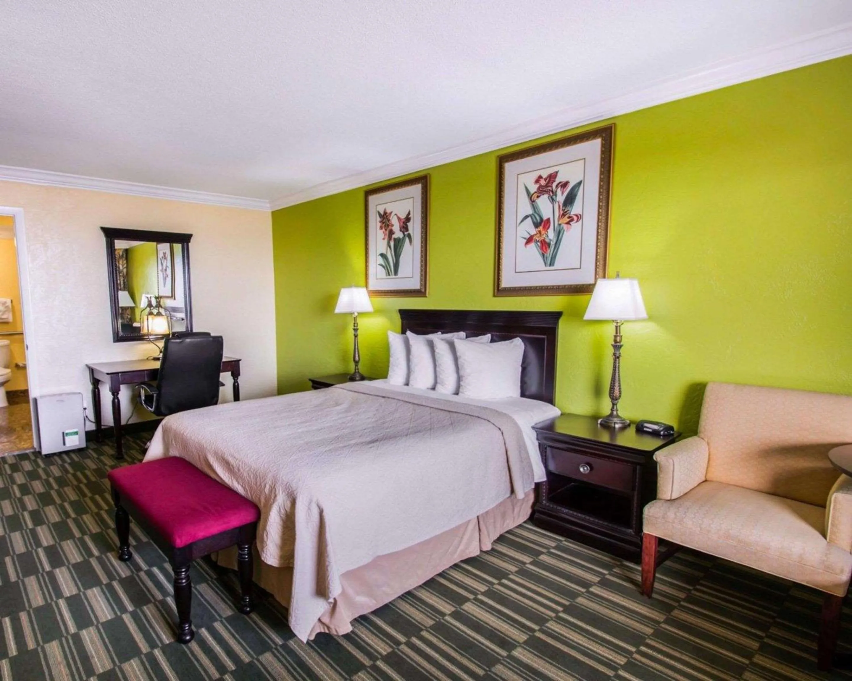 Photo of the whole room, Bed in Quality Inn Oceanfront