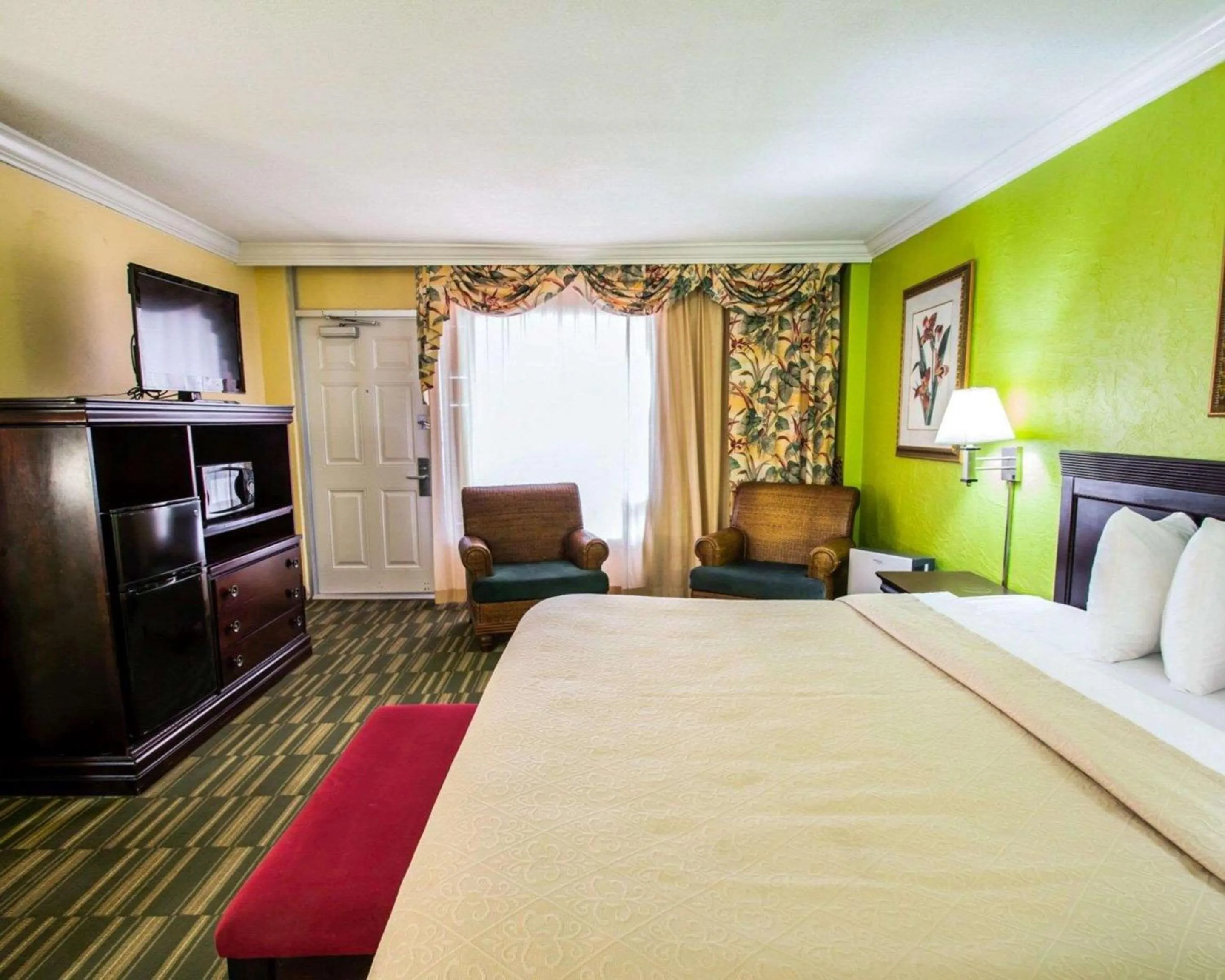 Photo of the whole room, Bed in Quality Inn Oceanfront