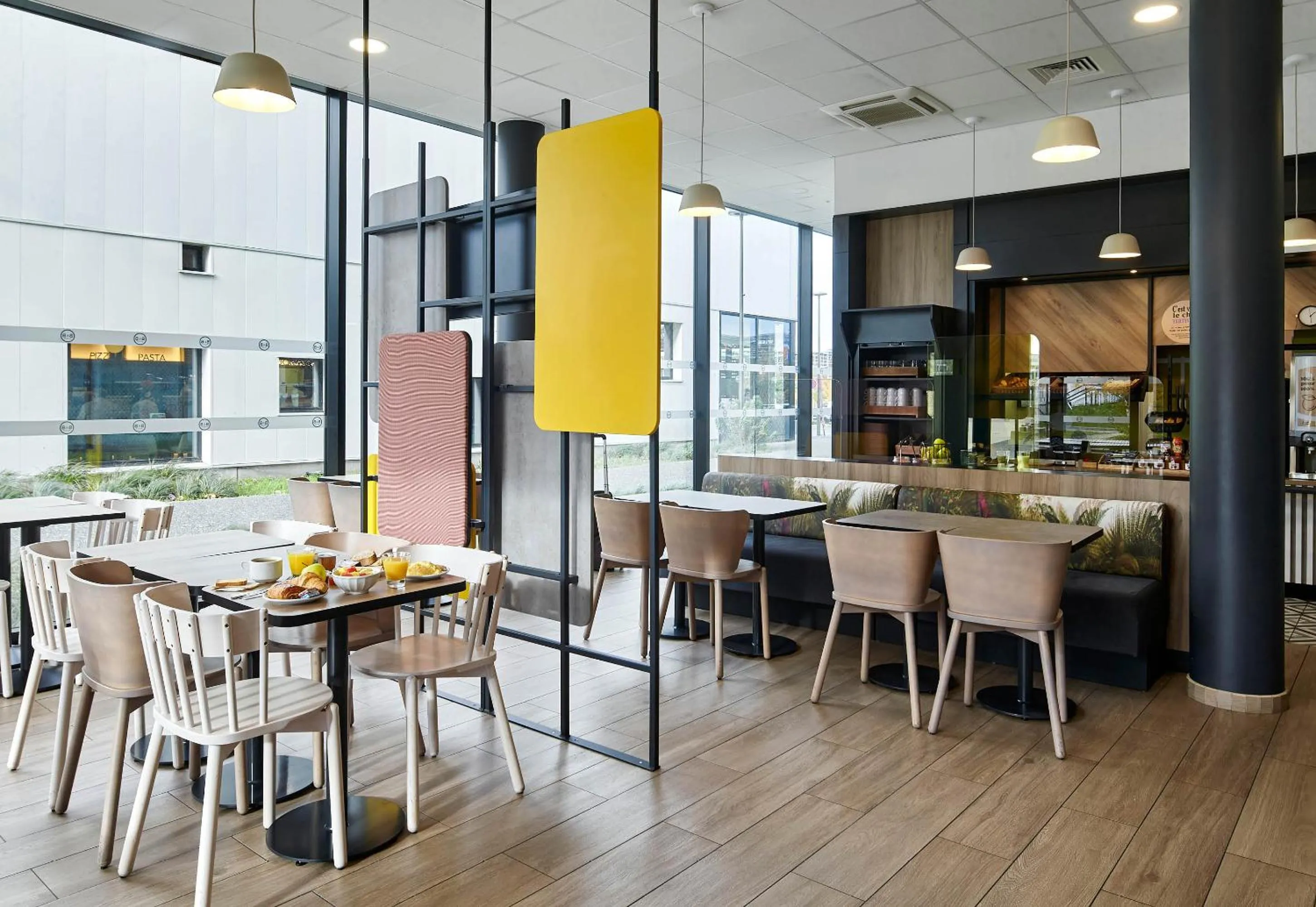 Restaurant/places to eat in B&B HOTEL Cergy Saint Christophe