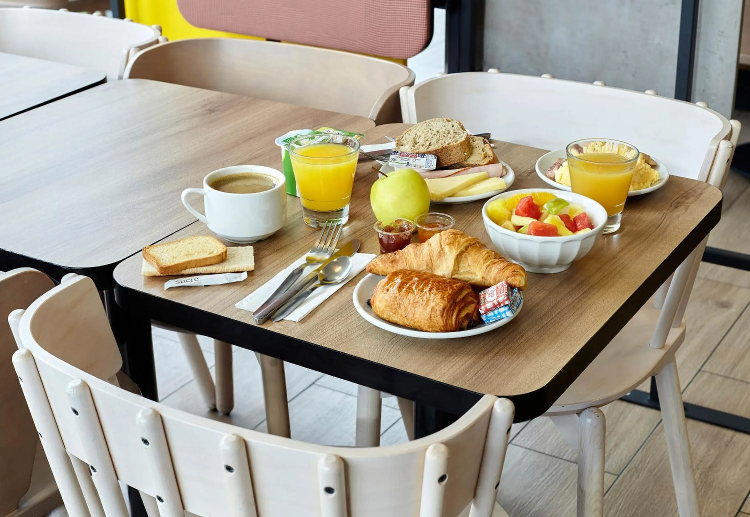 Breakfast in B&B HOTEL Cergy Saint Christophe