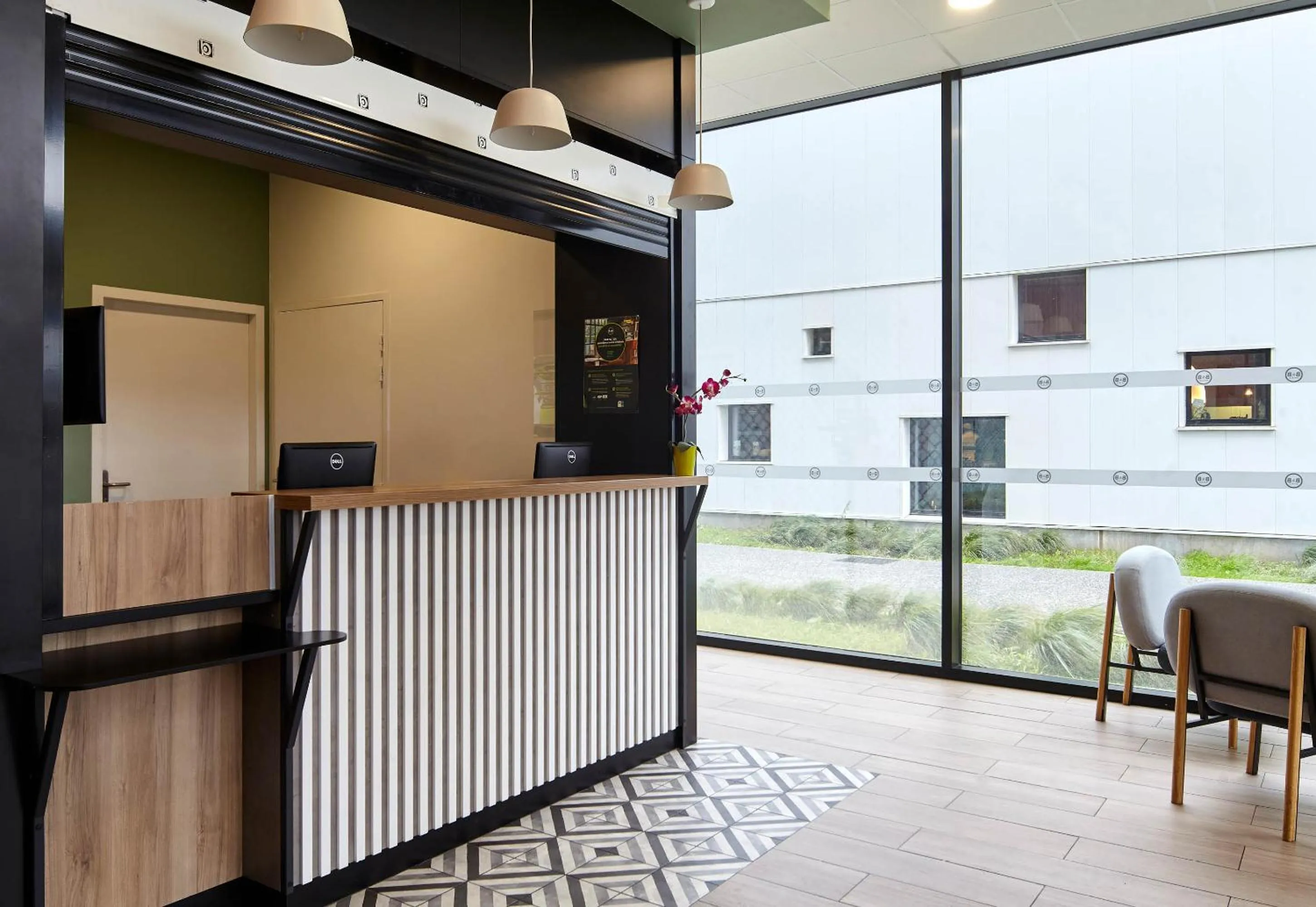 Lobby or reception in B&B HOTEL Cergy Saint Christophe