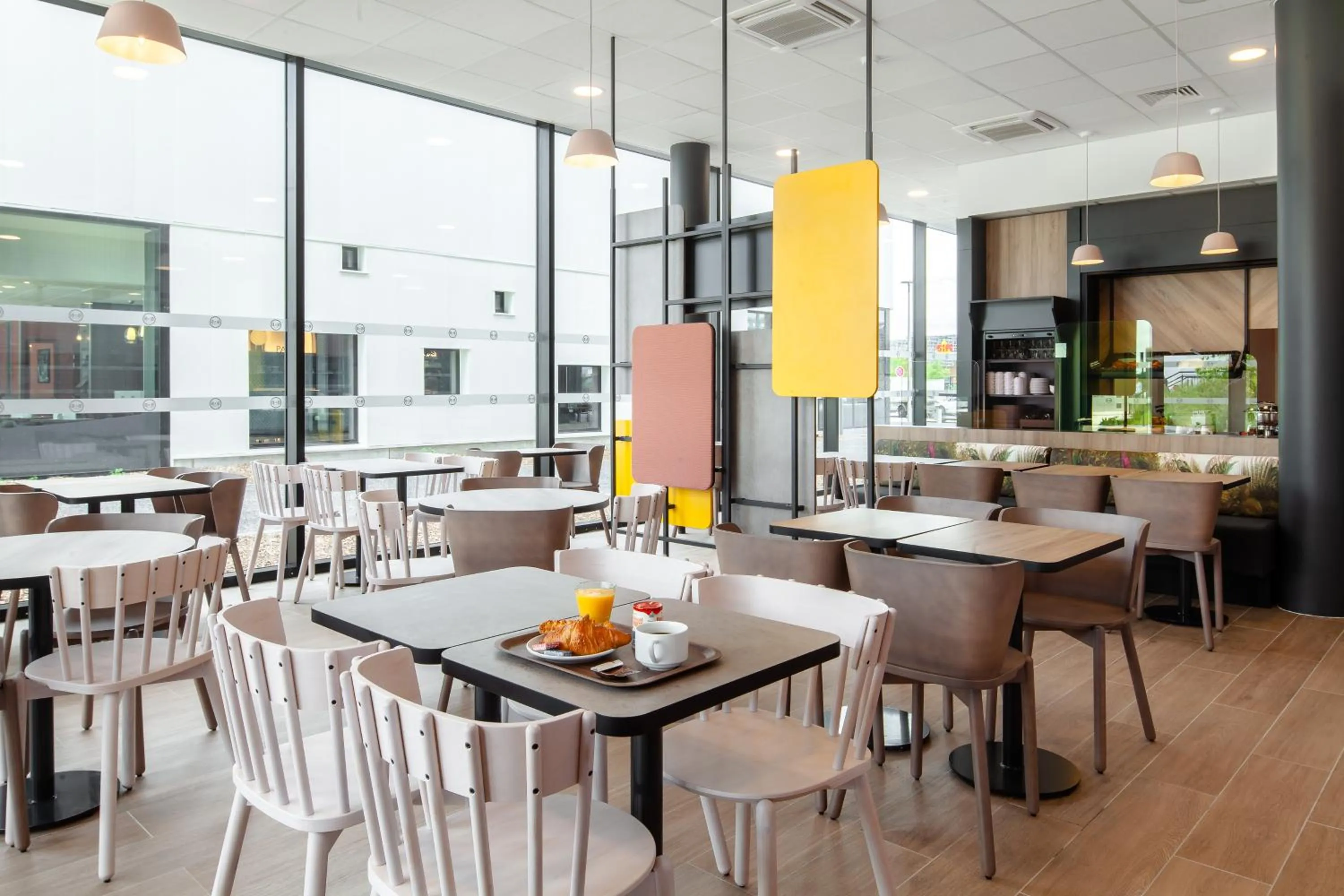 Buffet breakfast in B&B HOTEL Cergy Saint Christophe