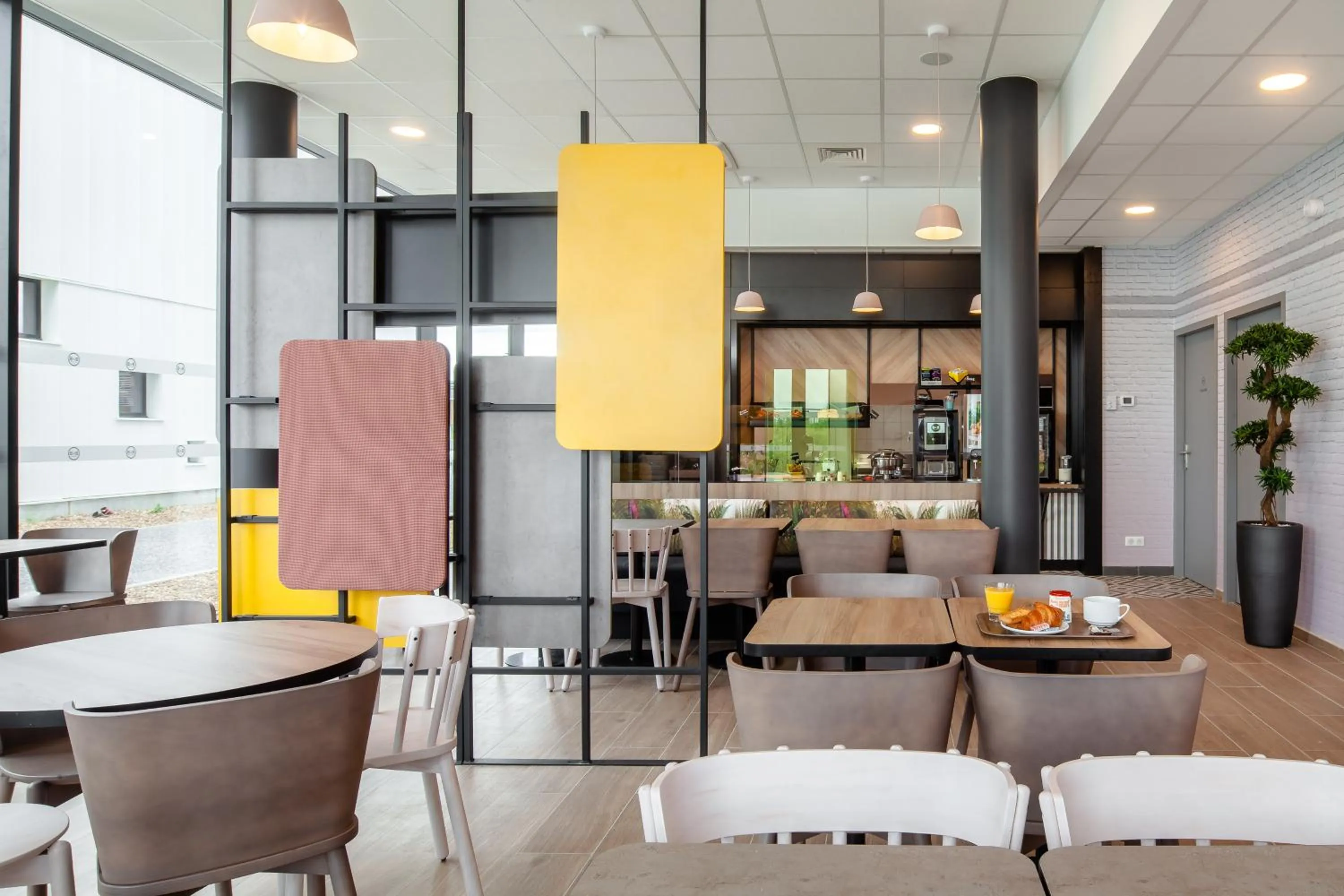 Buffet breakfast in B&B HOTEL Cergy Saint Christophe