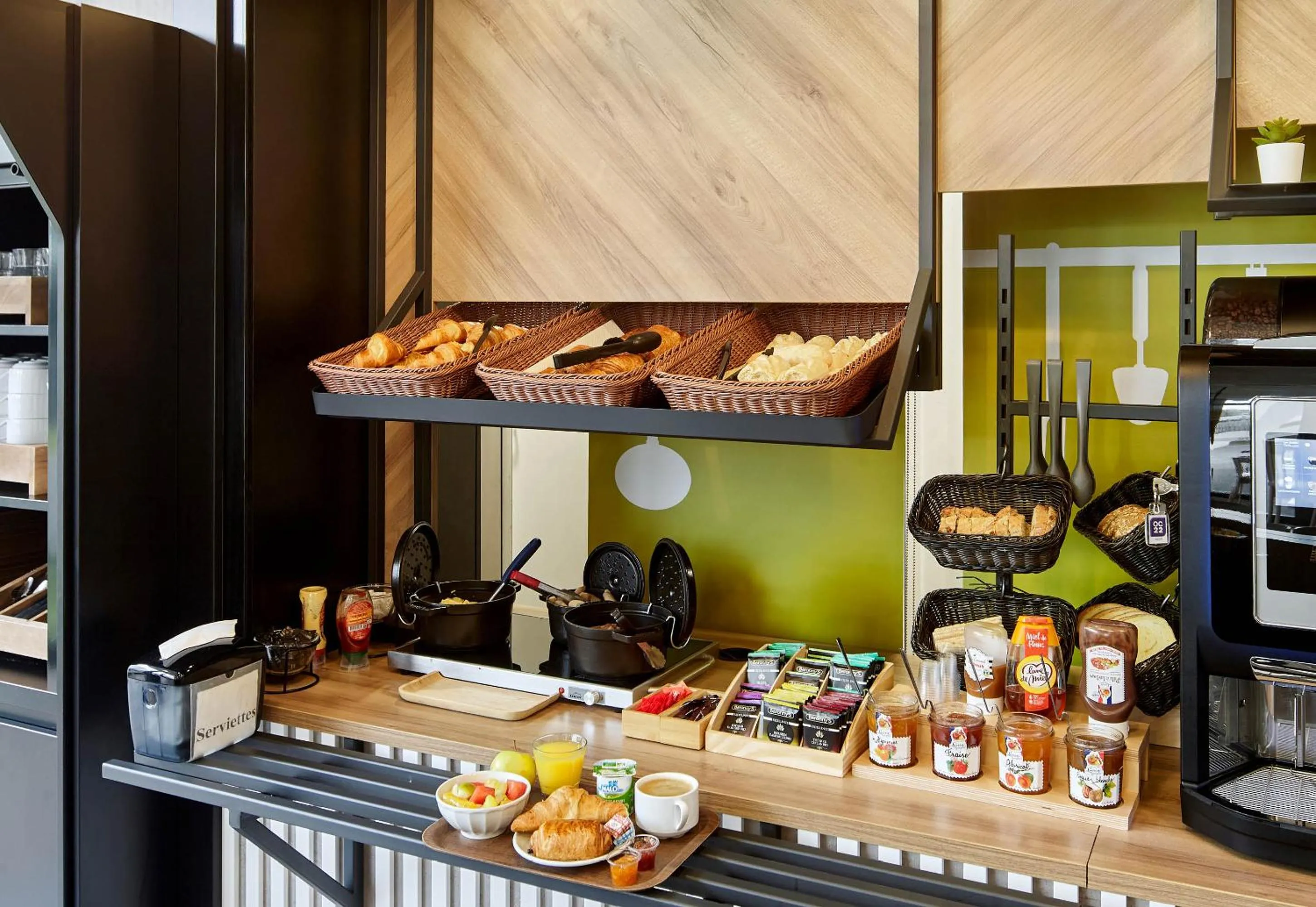 Buffet breakfast in B&B HOTEL Cergy Saint Christophe