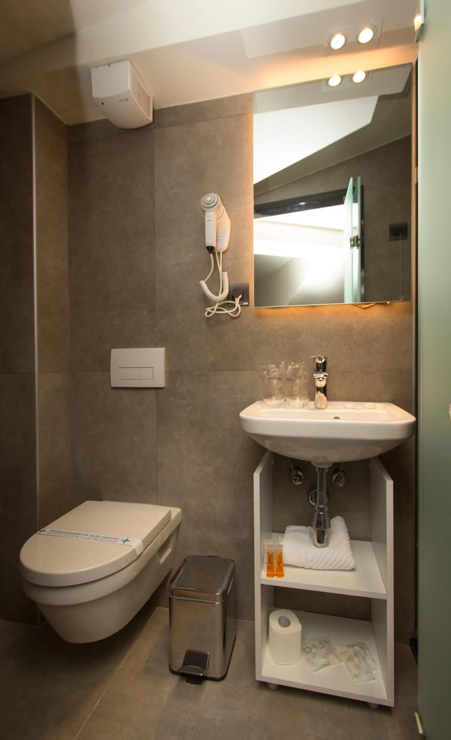 BOUTIQUE 25h by Eva stay 018