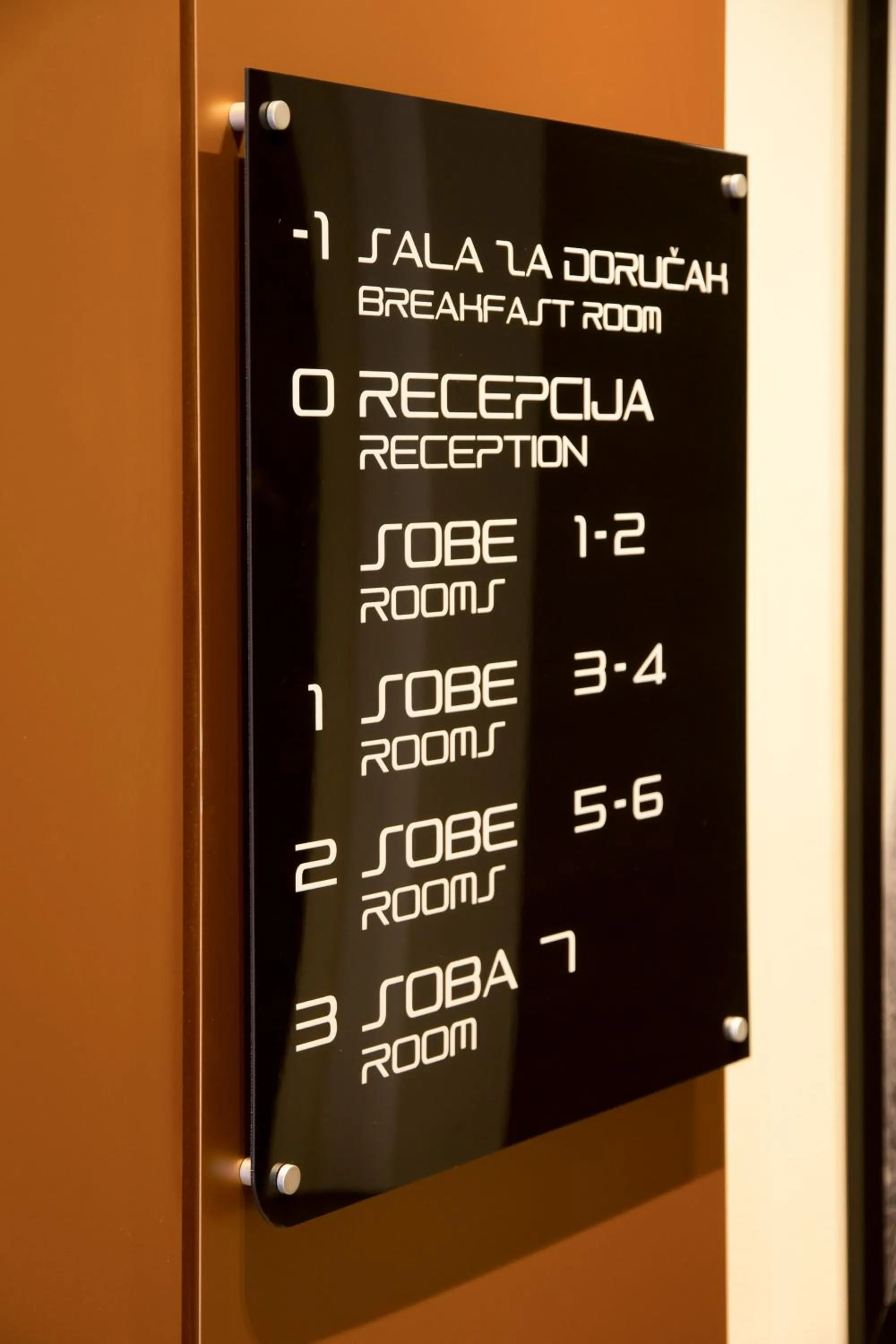 BOUTIQUE 25h by Eva stay 018