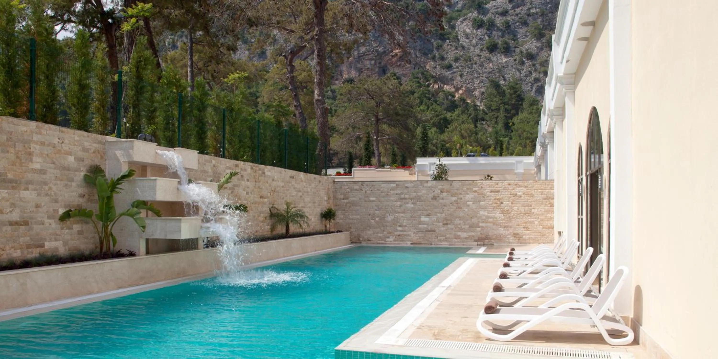 Swimming pool in Juju Premier Palace Hotel