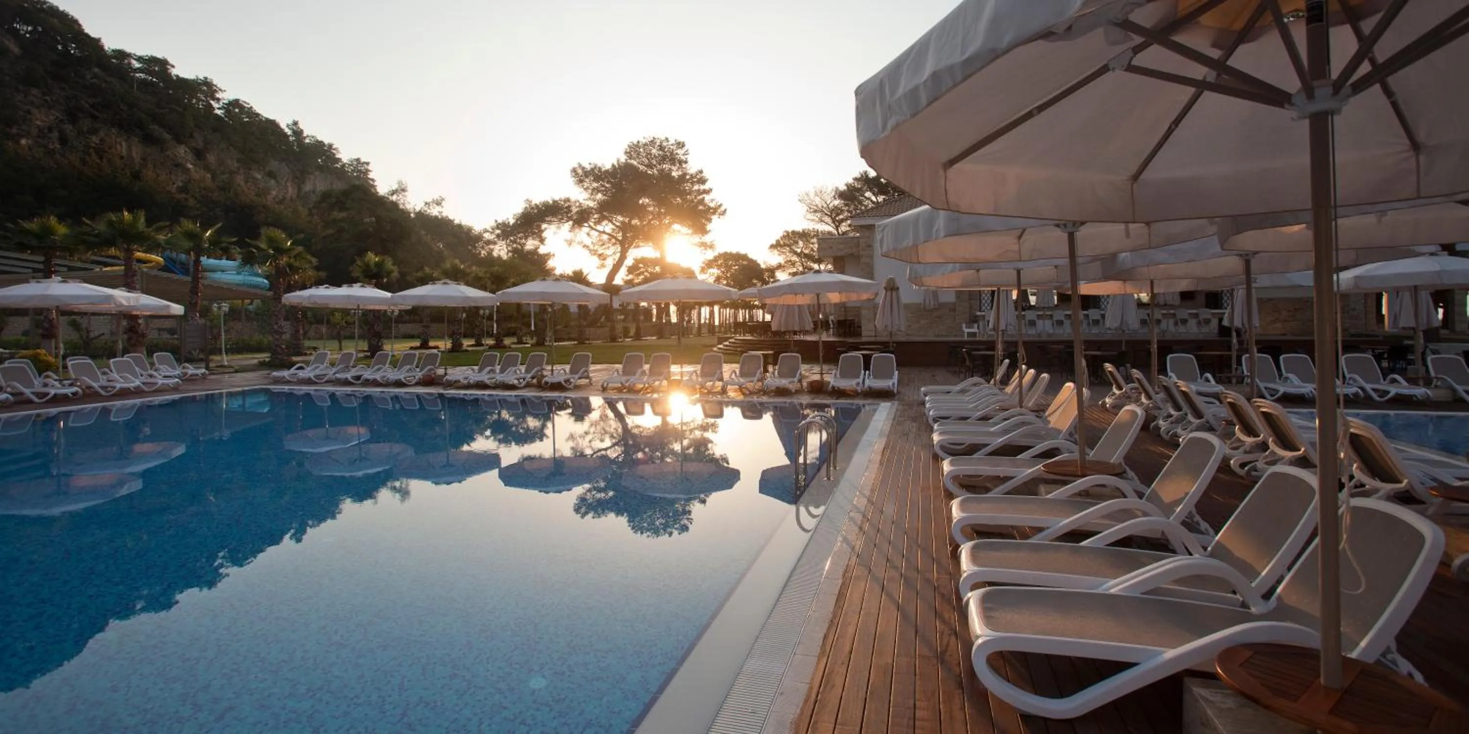 Swimming pool in Juju Premier Palace Hotel