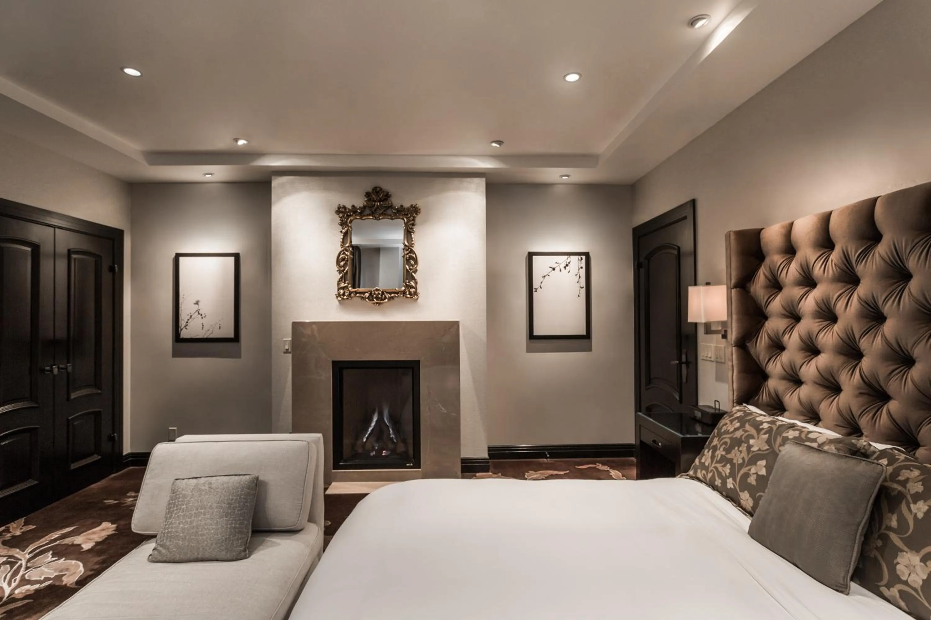 Bed in Montecito Inn