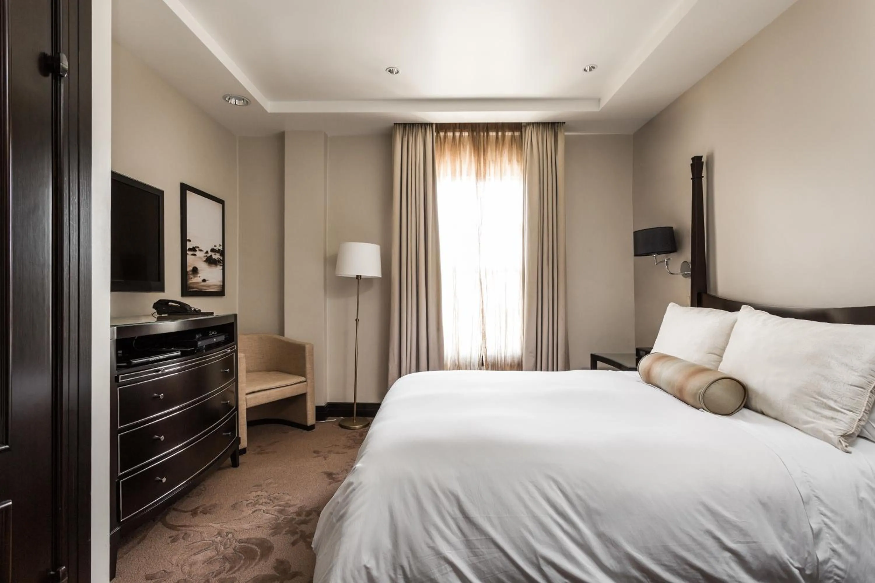 Bed in Montecito Inn