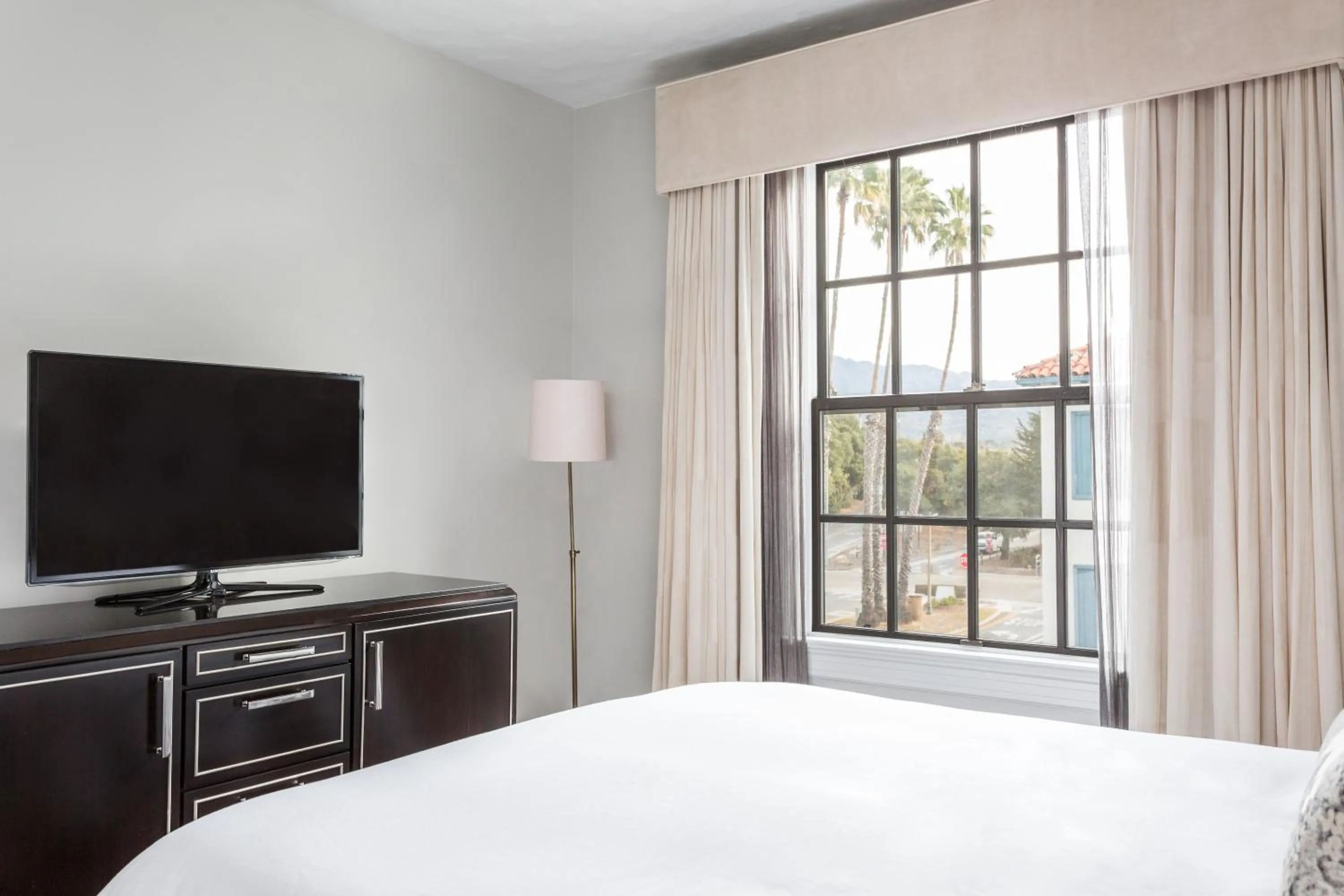 Bed in Montecito Inn