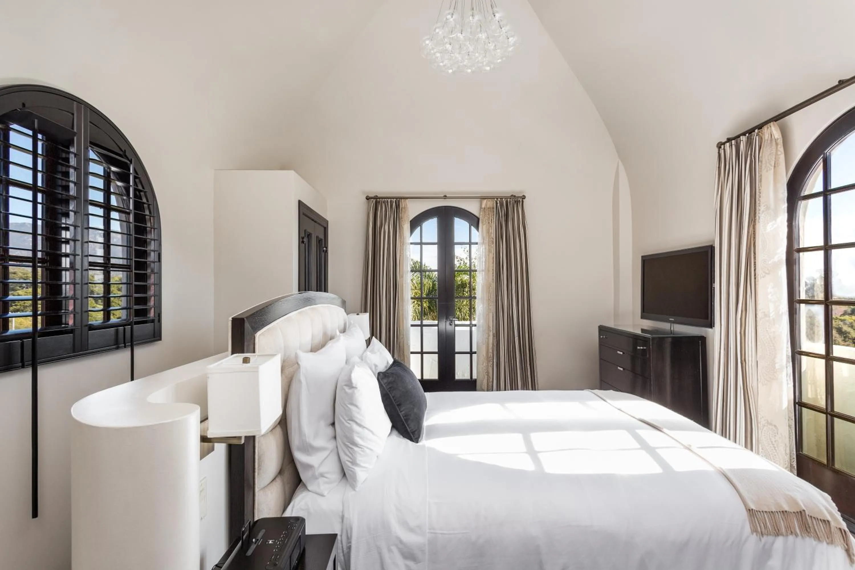 Bed in Montecito Inn