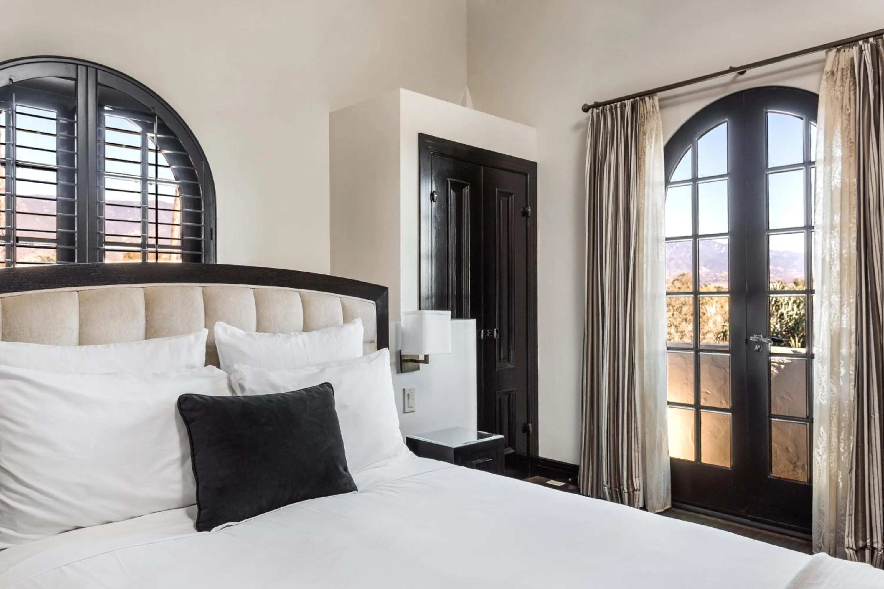 Bed in Montecito Inn