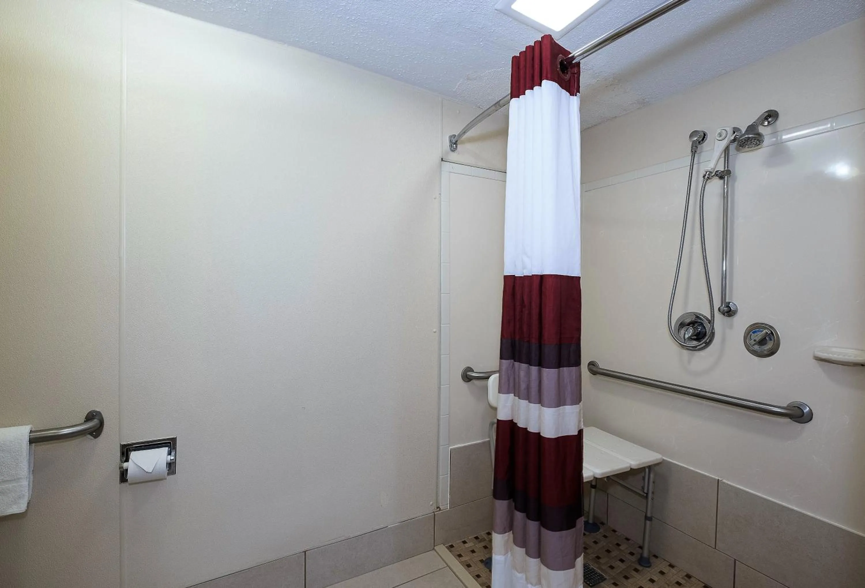 Bathroom in Red Roof Inn Dayton - Fairborn/Nutter Center