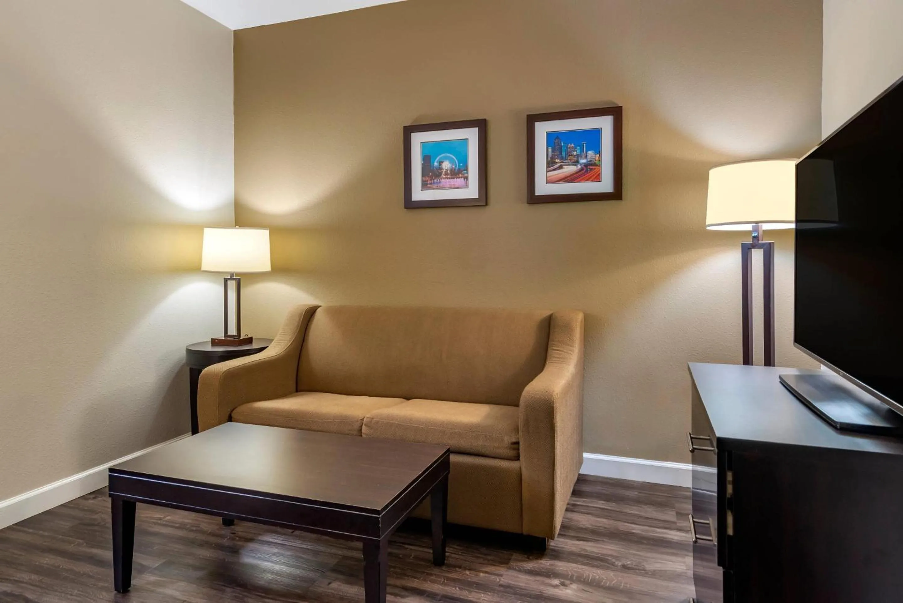 Bedroom in Comfort Inn & Suites near Six Flags