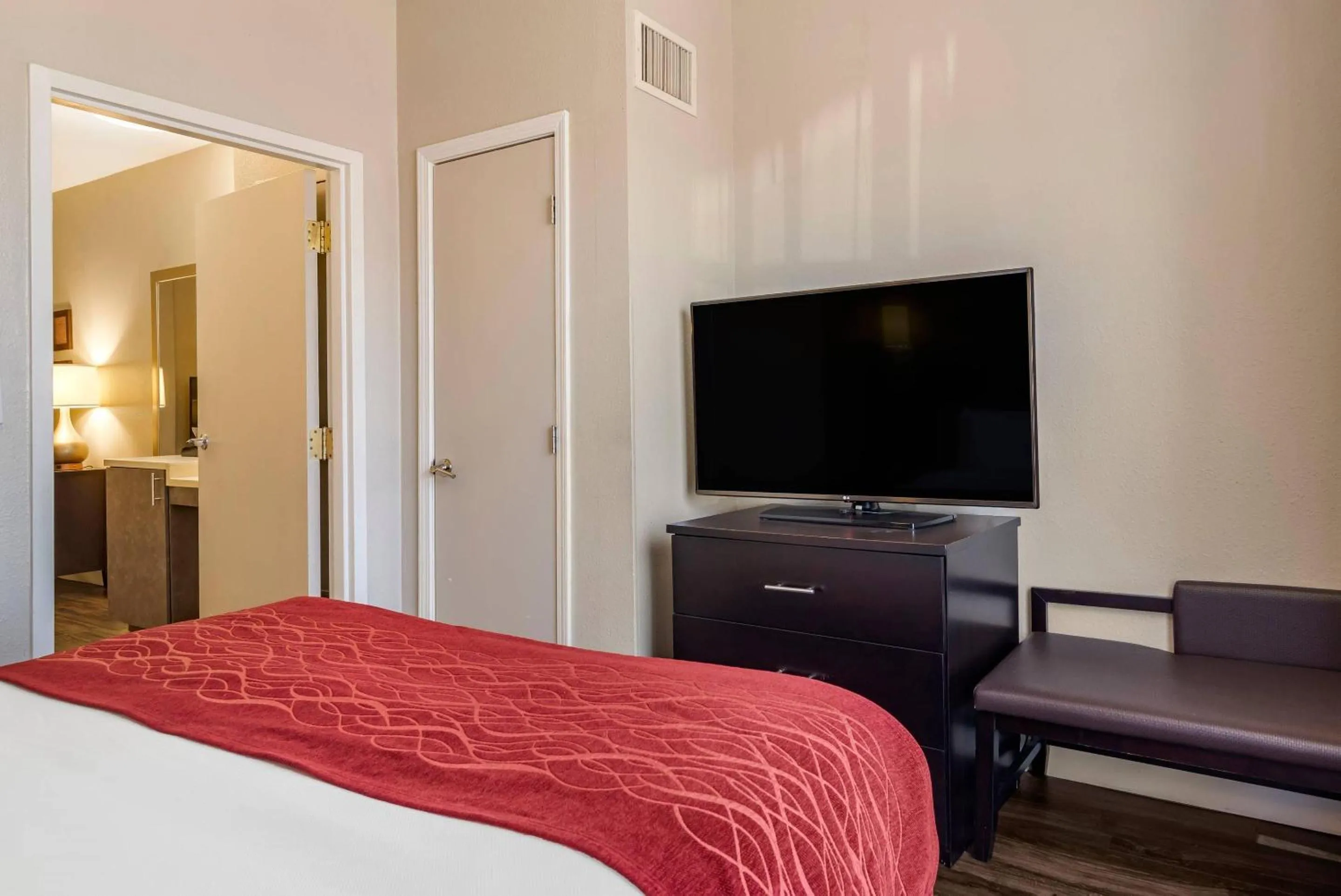 Bedroom, Bed in Comfort Inn & Suites near Six Flags