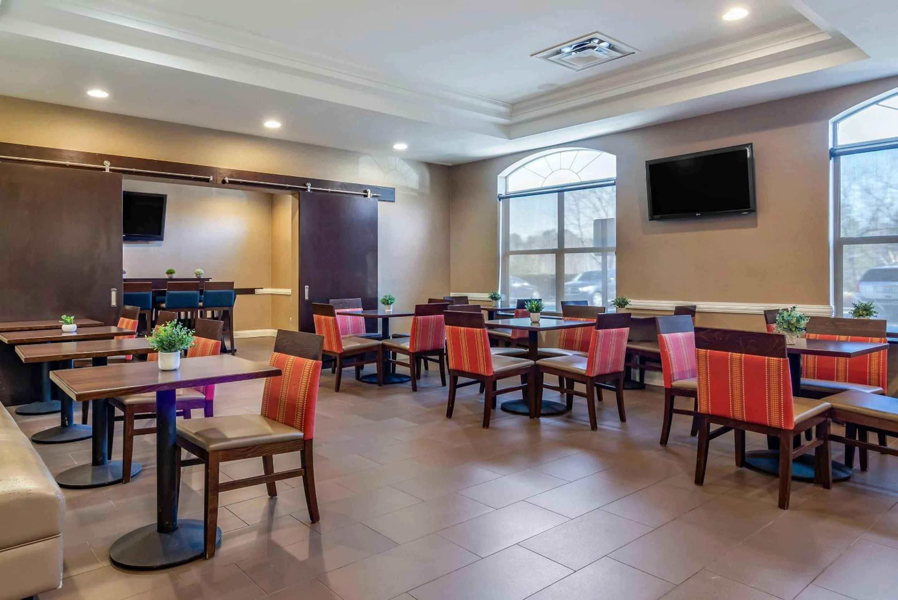 Breakfast in Comfort Inn & Suites near Six Flags