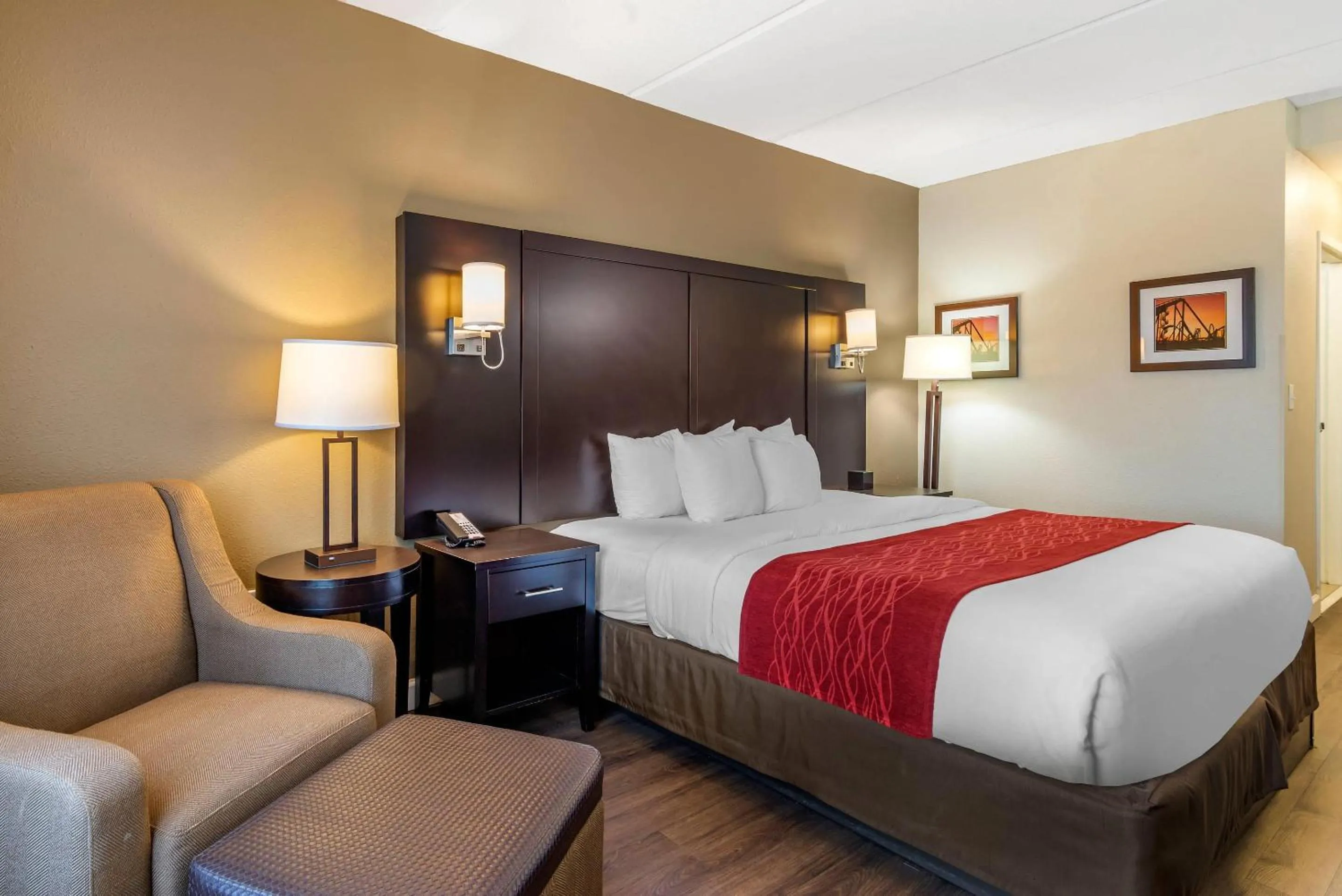 Bedroom, Bed in Comfort Inn & Suites near Six Flags