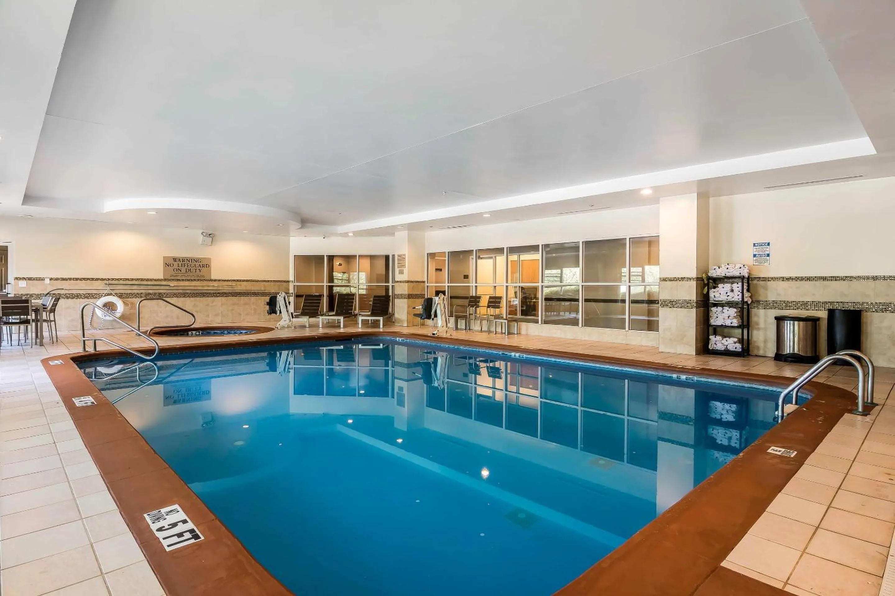 Swimming pool in Comfort Inn & Suites near Six Flags