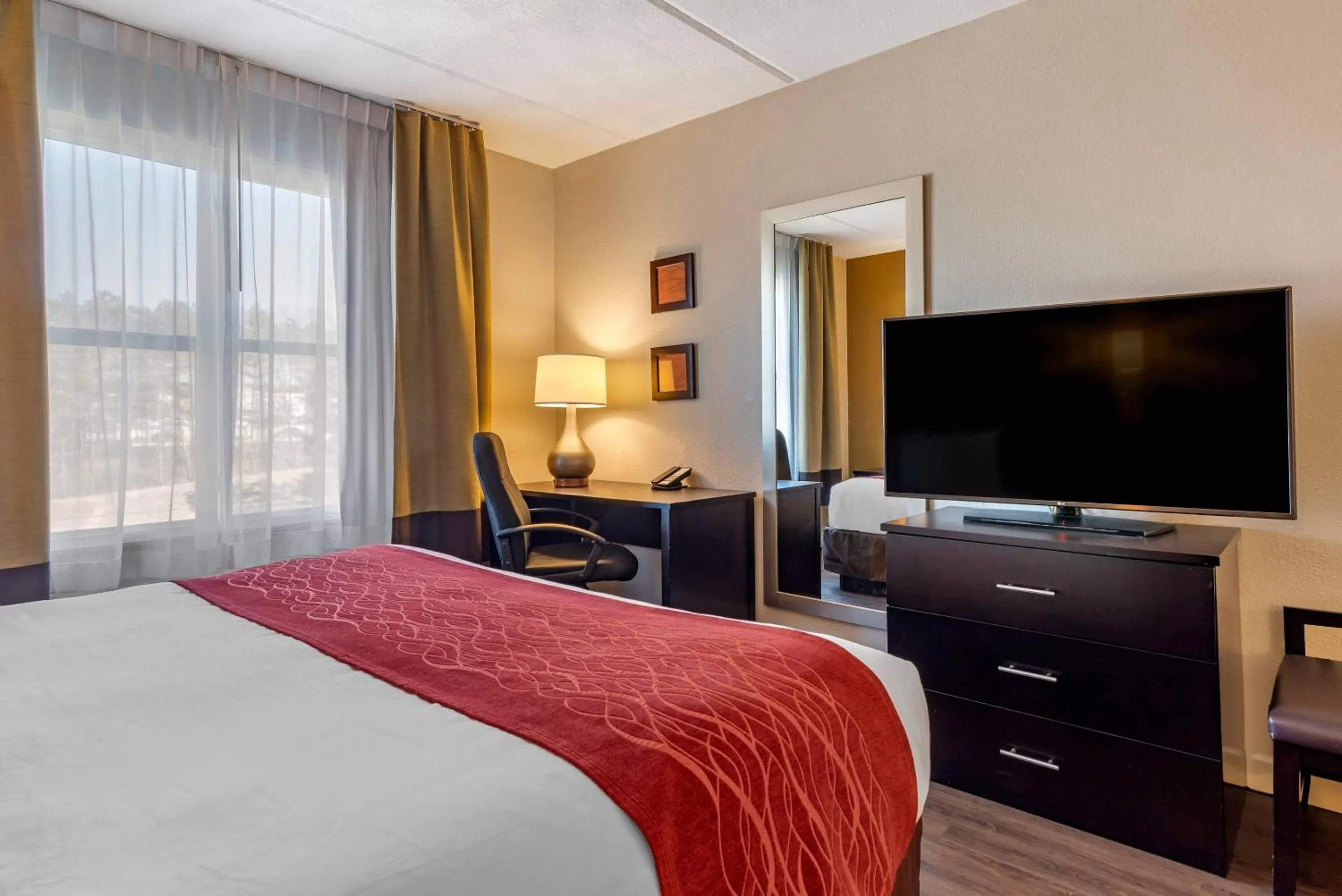 Bedroom, Bed in Comfort Inn & Suites near Six Flags