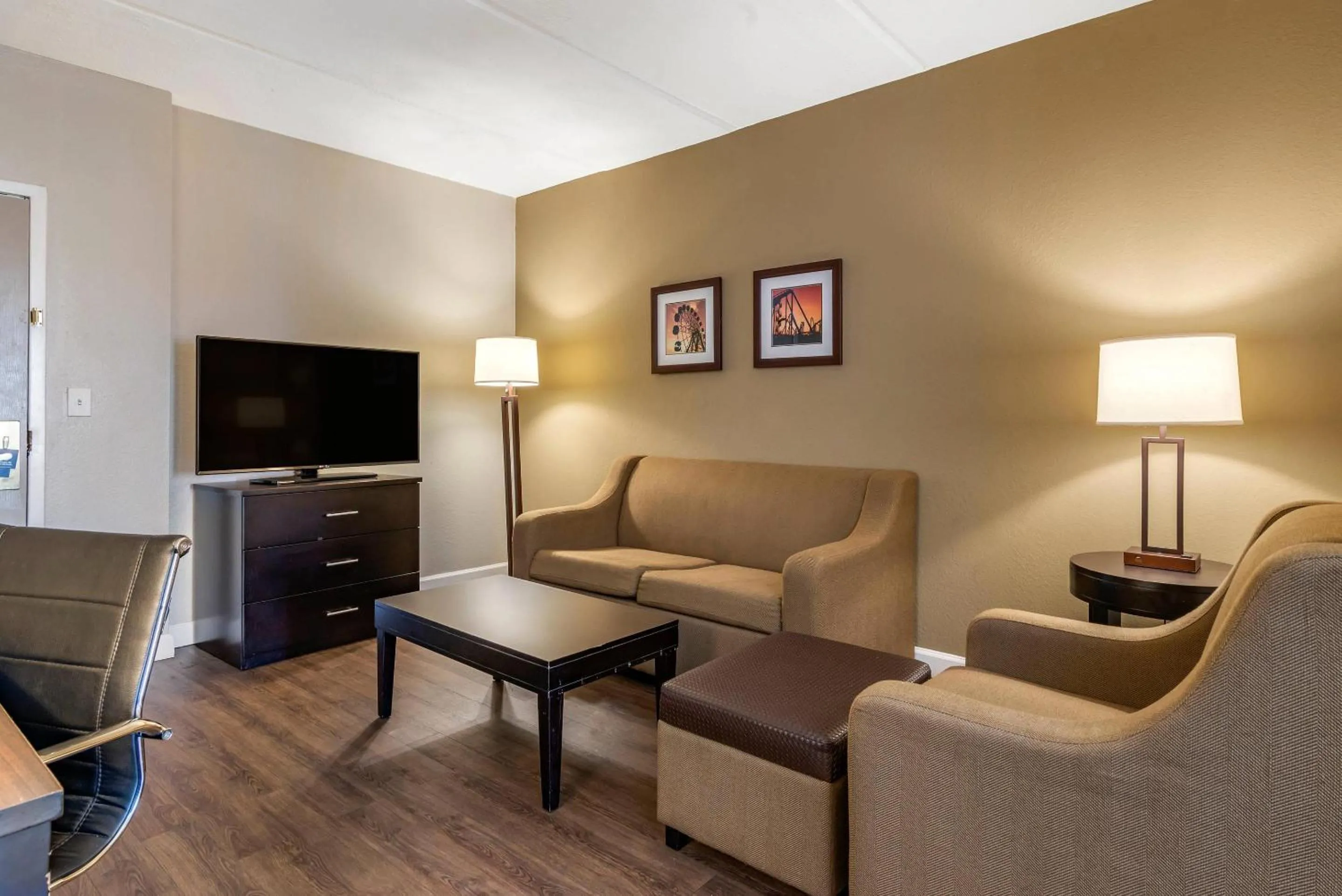 Bedroom in Comfort Inn & Suites near Six Flags