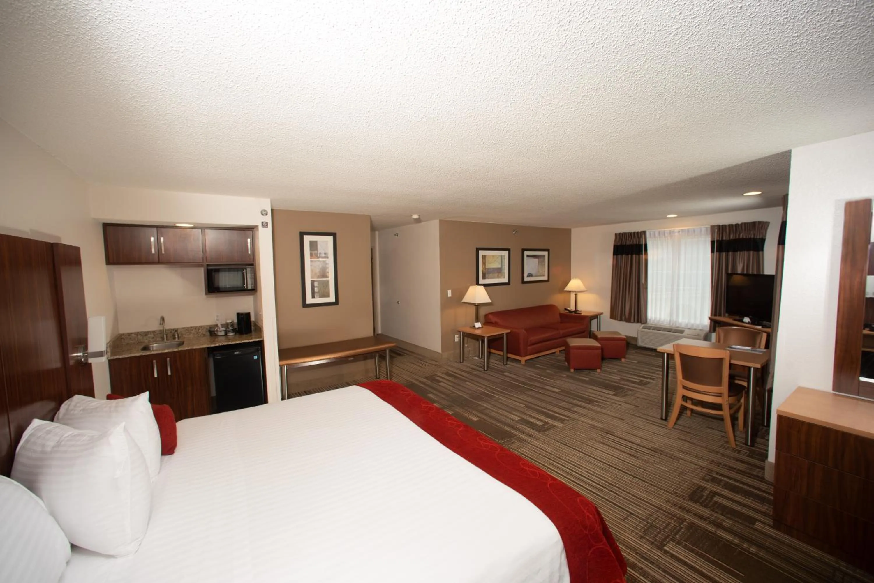 Bed in Northfield Inn Suites and Conference Center