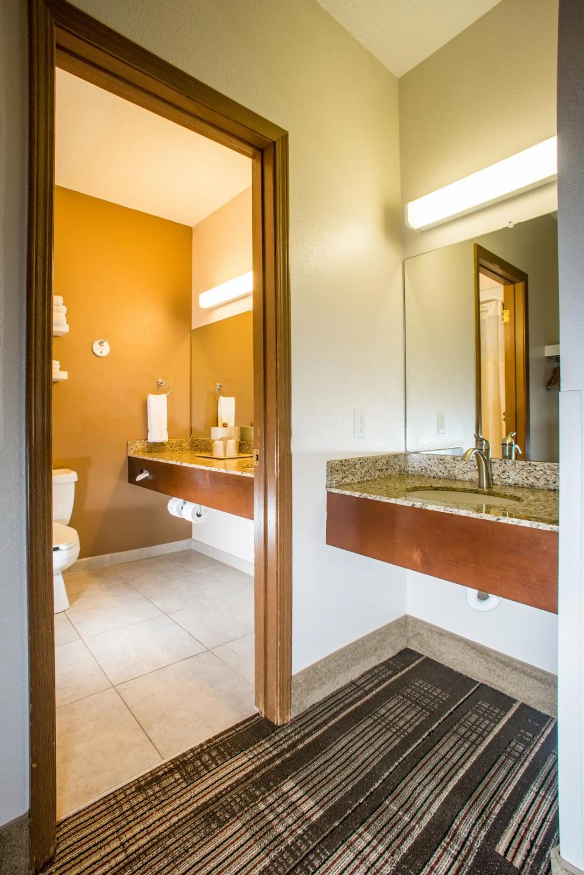 Bathroom, Bed in Northfield Inn Suites and Conference Center