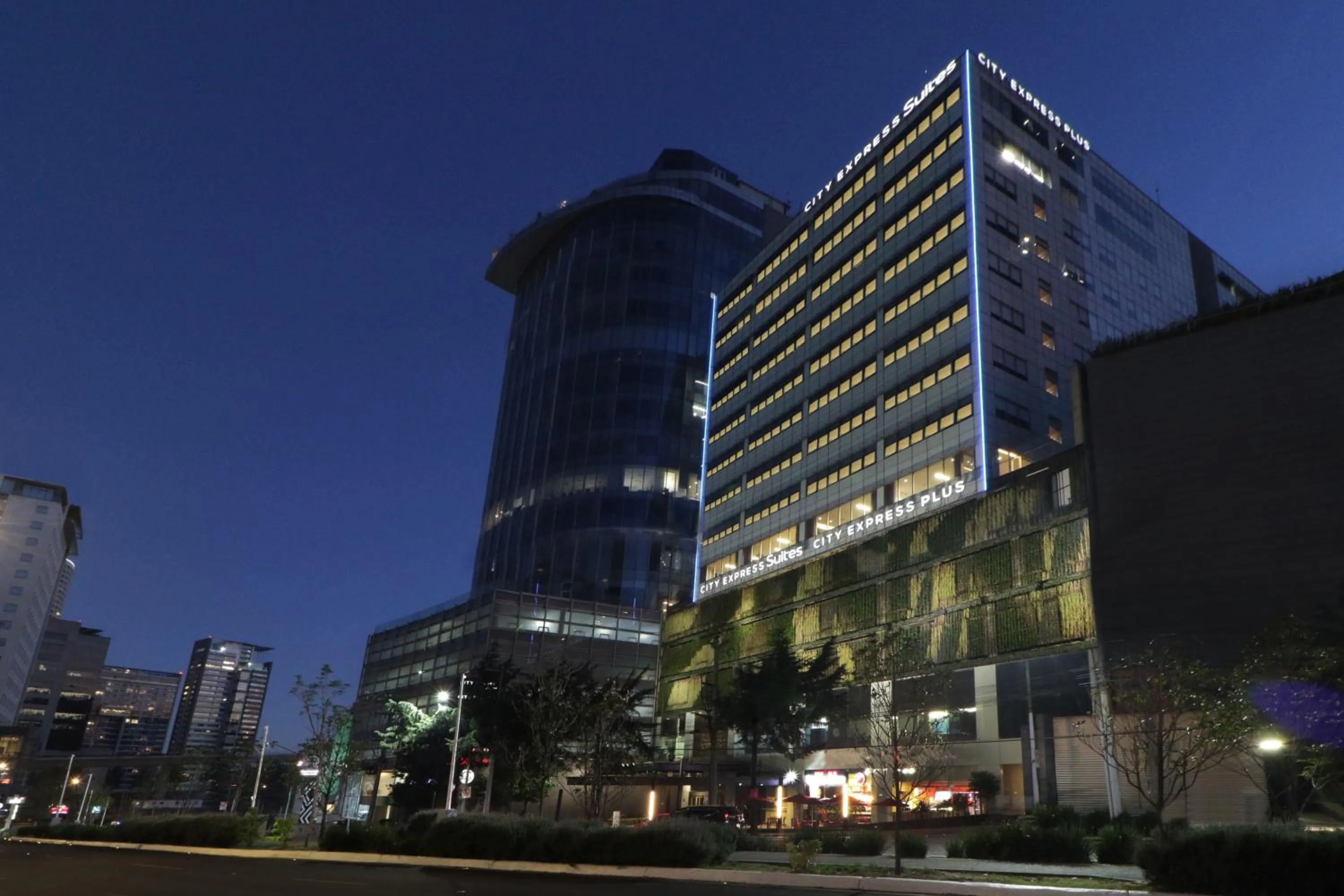 Property building in City Express Suites by Marriott Ciudad de México Santa Fe