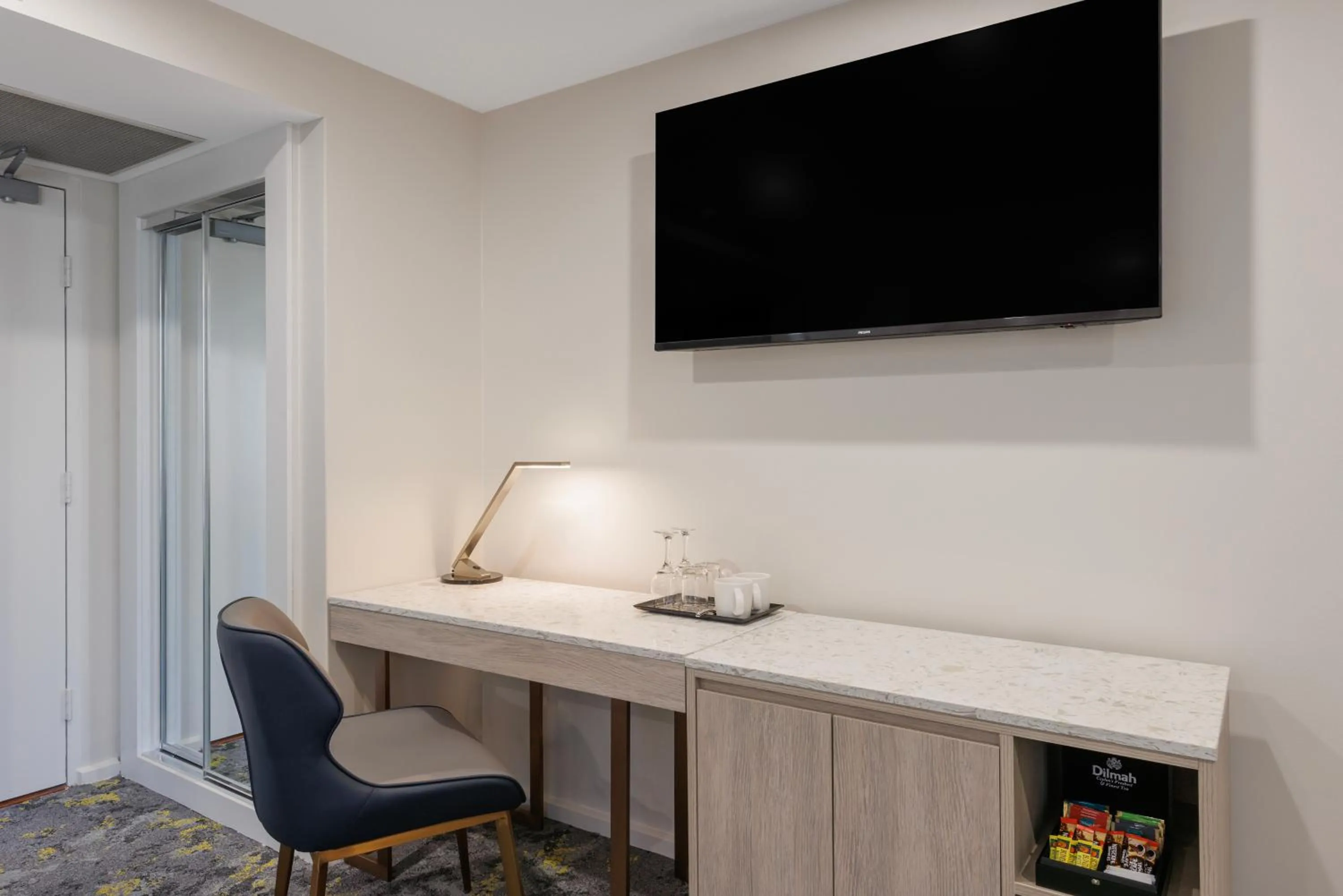 TV and multimedia in Hotel Grand Chancellor Melbourne