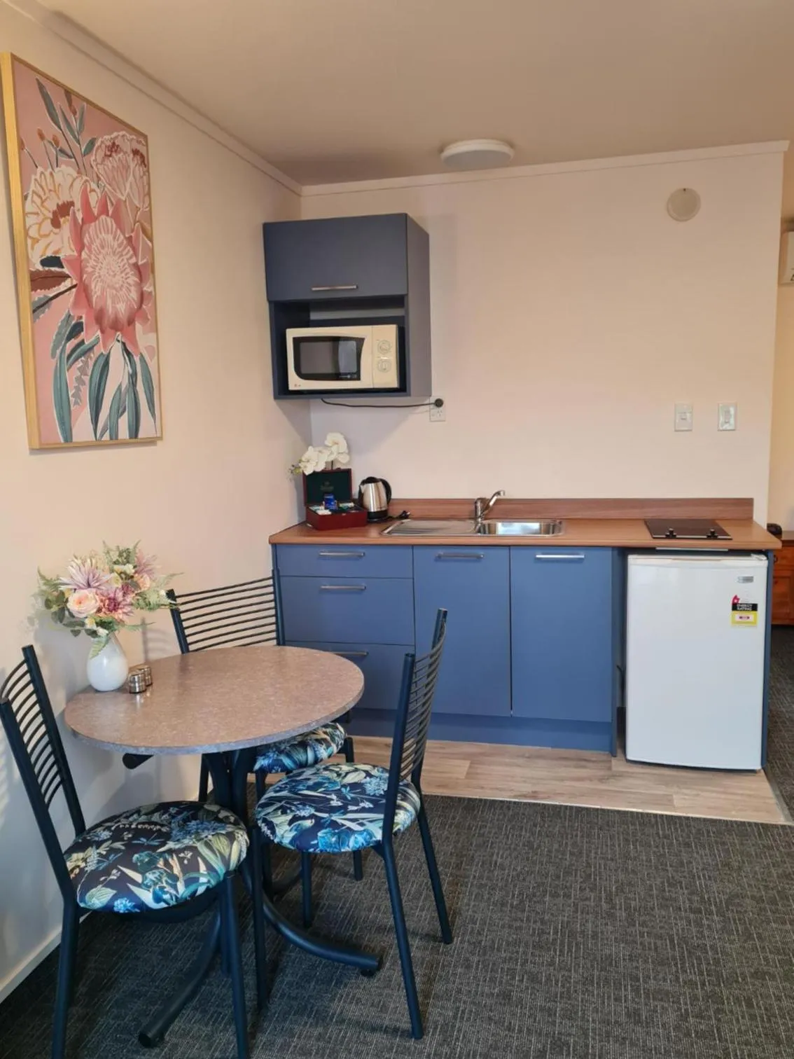 Kitchen or kitchenette in Avenue Heights Motel