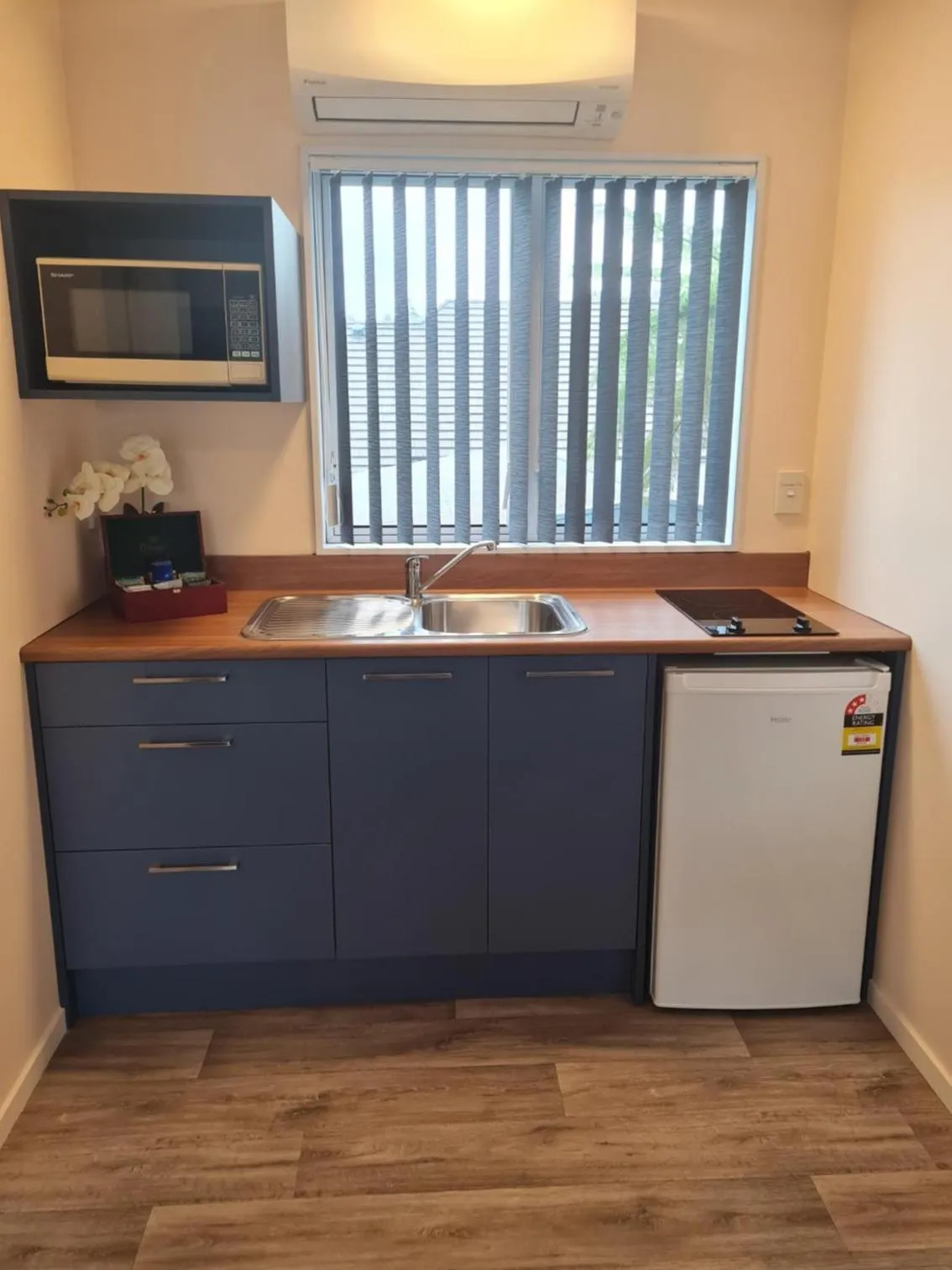 Shower in Avenue Heights Motel