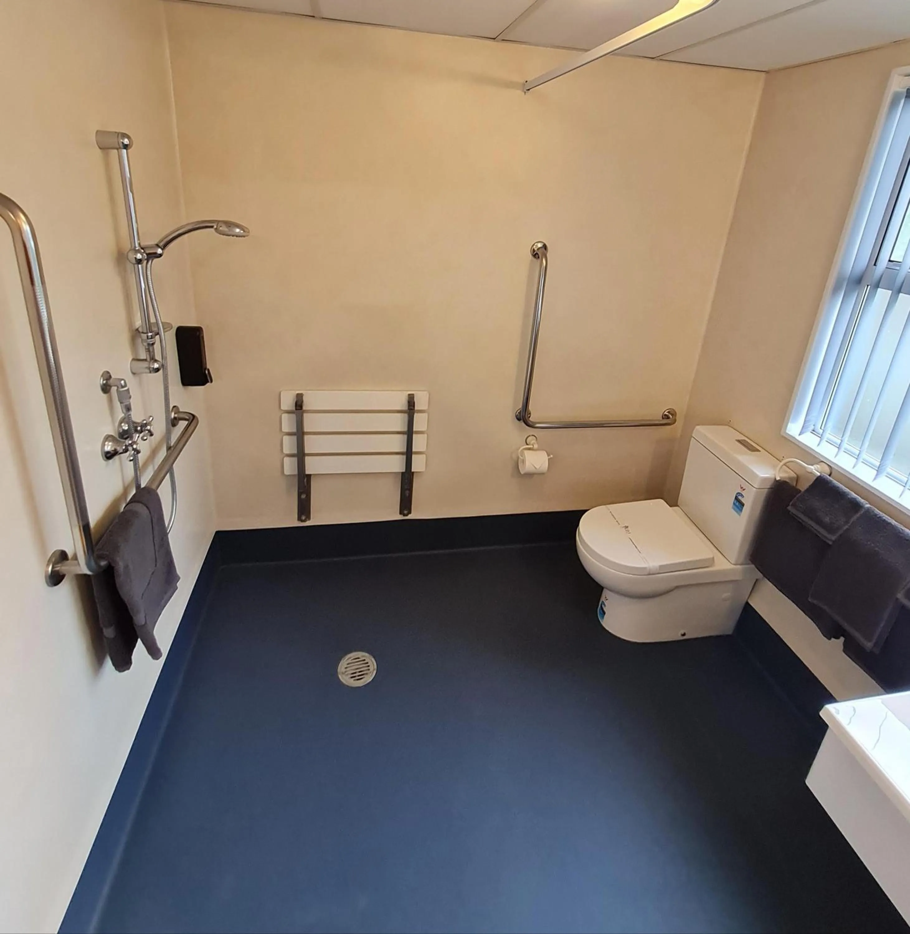 Shower in Avenue Heights Motel